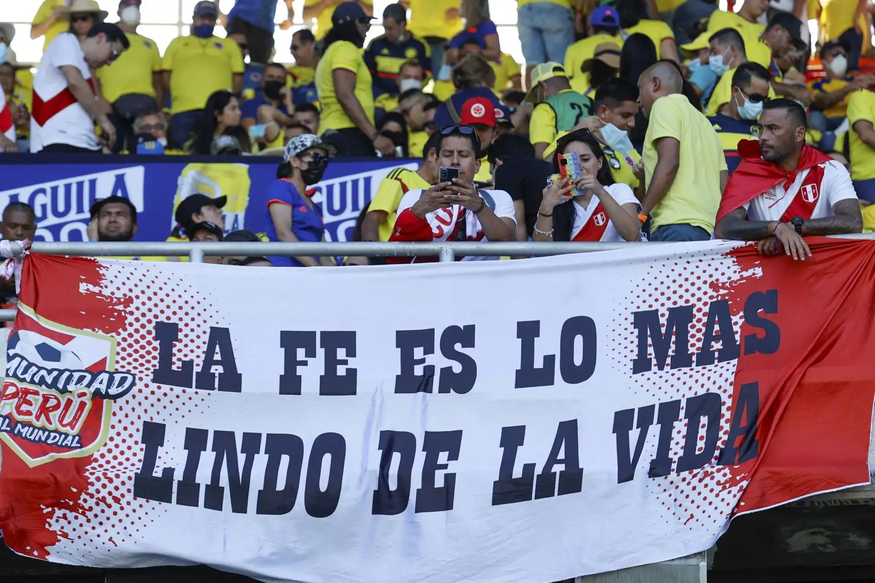 Aficionados de Perú asisten hoy al partido de las eliminatorias sudamericanas para el Mundial de Qatar 2022 entre Colombia y Perú en el estadio Metropolitano en Barranquilla en Colombia. Foto: EFE