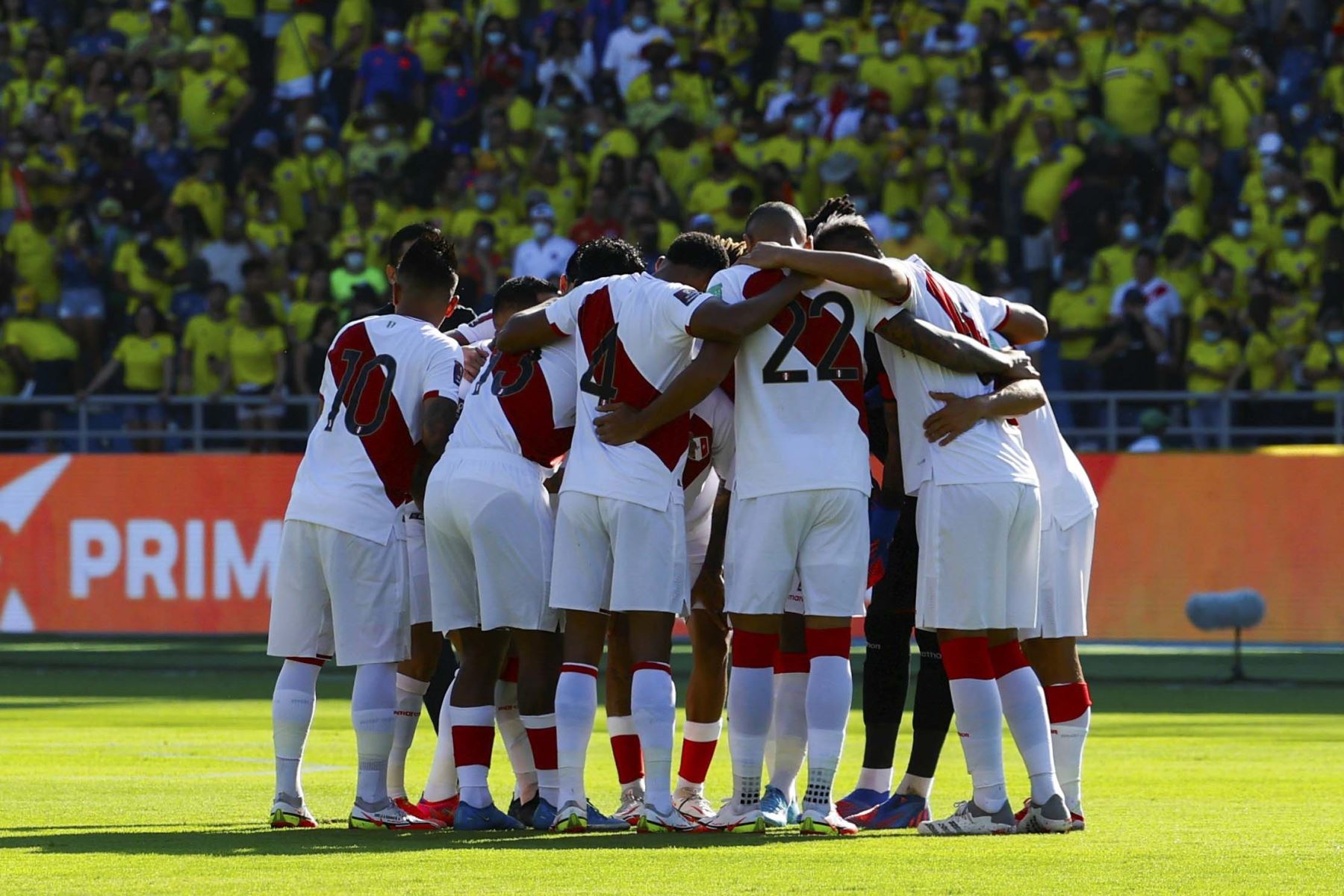 Jugadores de Perú durante un partido de las eliminatorias sudamericanas para el Mundial de Qatar 2022 entre Colombia y Perú en el estadio Metropolitano en Barranquilla (Colombia). Foto: EFE