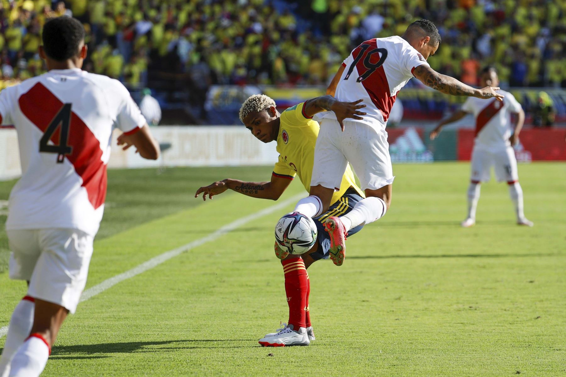 Wílmar Barrios (c) de Colombia disputa un balón con Yoshimar Yotún de Perú durante un partido de las eliminatorias sudamericanas para el Mundial de Qatar 2022 entre Colombia y Perú en el estadio Metropolitano en Barranquilla (Colombia). Foto: ANDINA/Andrés Valle