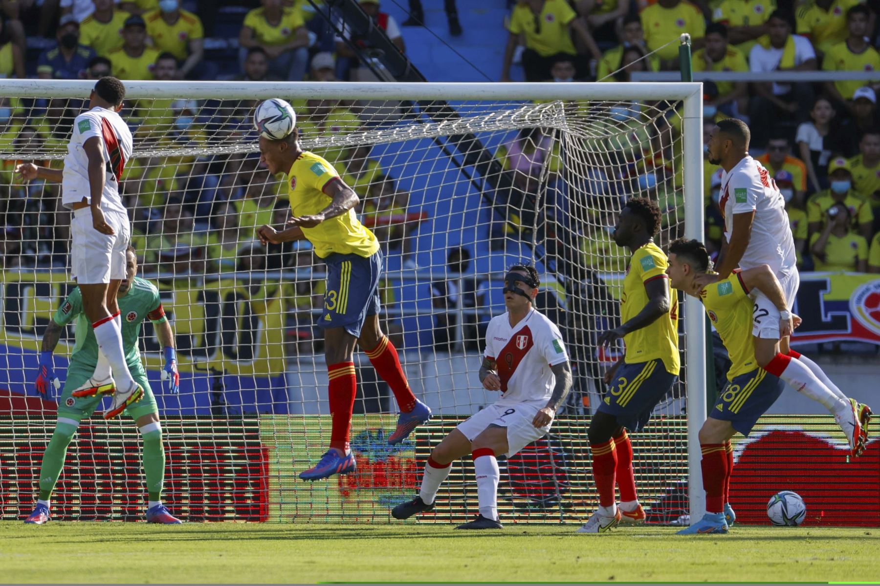 Yerry Mina (c) de Colombia rechaza un balón durante un partido de las eliminatorias sudamericanas para el Mundial de Qatar 2022 entre Colombia y Perú en el estadio Metropolitano en Barranquilla (Colombia). Foto: EFE