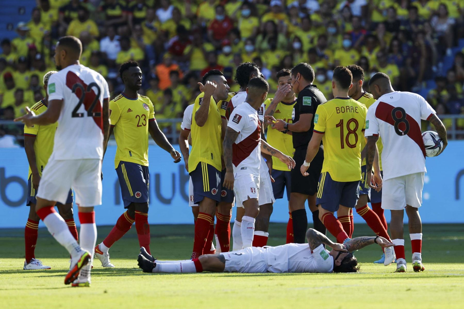 Gianluca Lapadula (abajo) de Perú se lamenta tras una falta durante un partido de las eliminatorias sudamericanas para el Mundial de Qatar 2022 entre Colombia y Perú en el estadio Metropolitano en Barranquilla (Colombia).  Foto: EFE