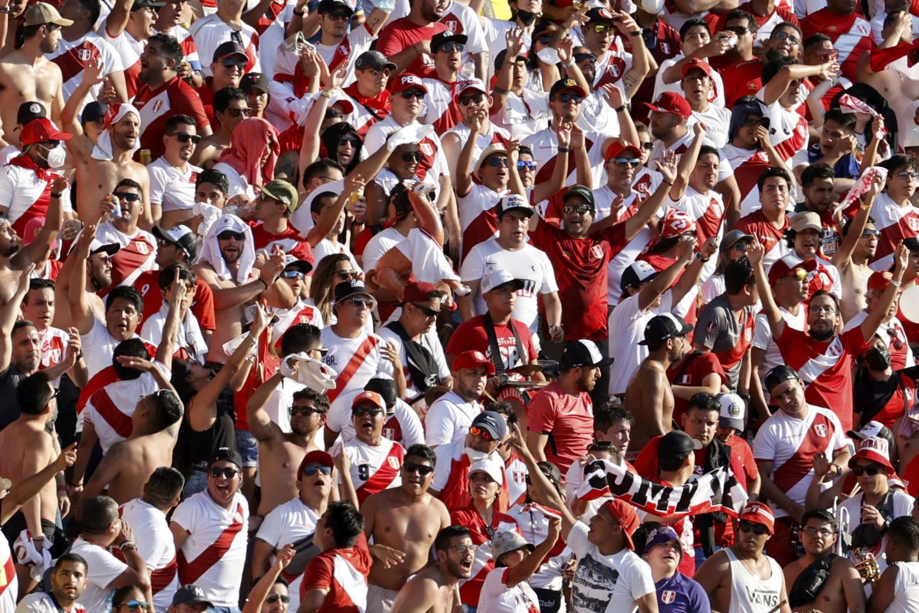 Aficionados de Perú animan desde la tribuna a su selección durante un partido de las eliminatorias sudamericanas para el Mundial de Qatar 2022 entre Colombia y Perú en el estadio Metropolitano en Barranquilla (Colombia).  Foto: EFE