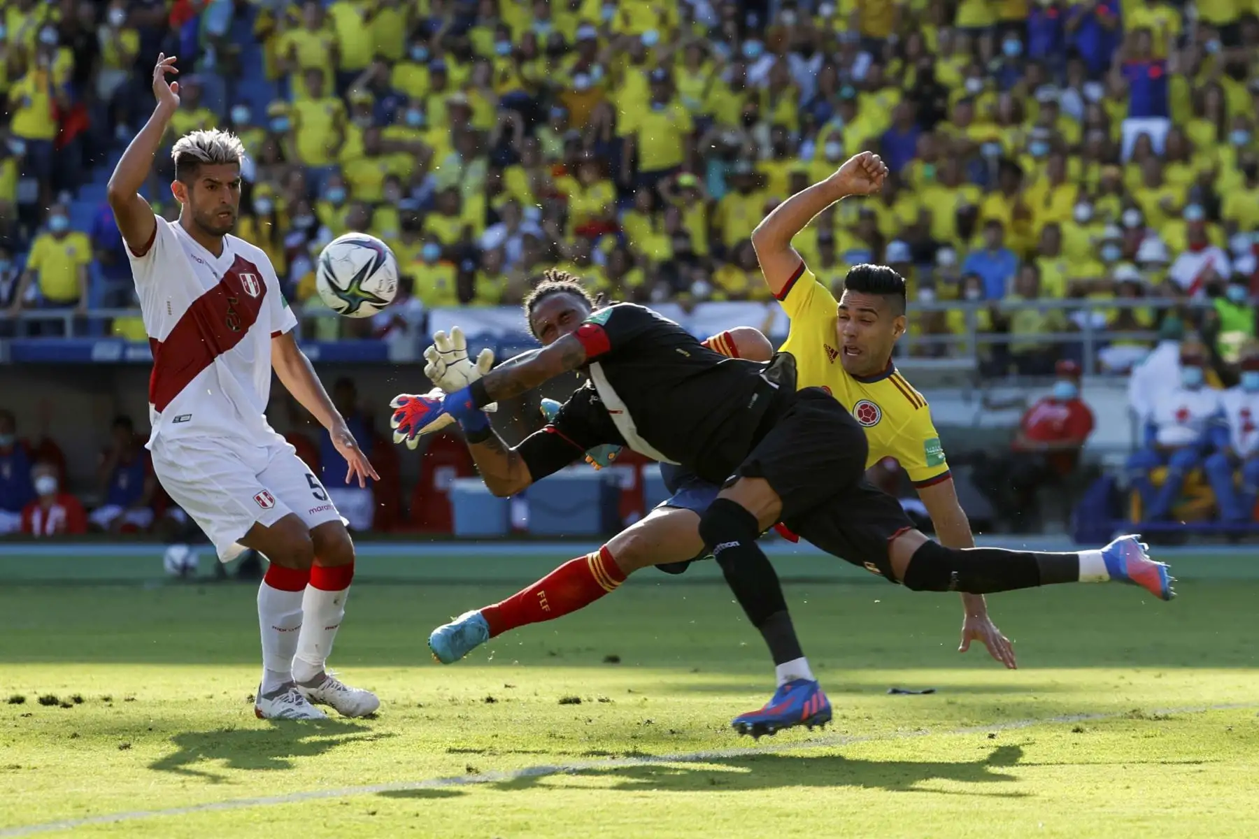 Radamel Falcao García de Colombia disputa un balón con Pedro Gallese arquero de Perú durante un partido de las eliminatorias sudamericanas para el Mundial de Catar 2022 entre Colombia y Perú en el estadio Metropolitano en Barranquilla (Colombia). Foto: EFE