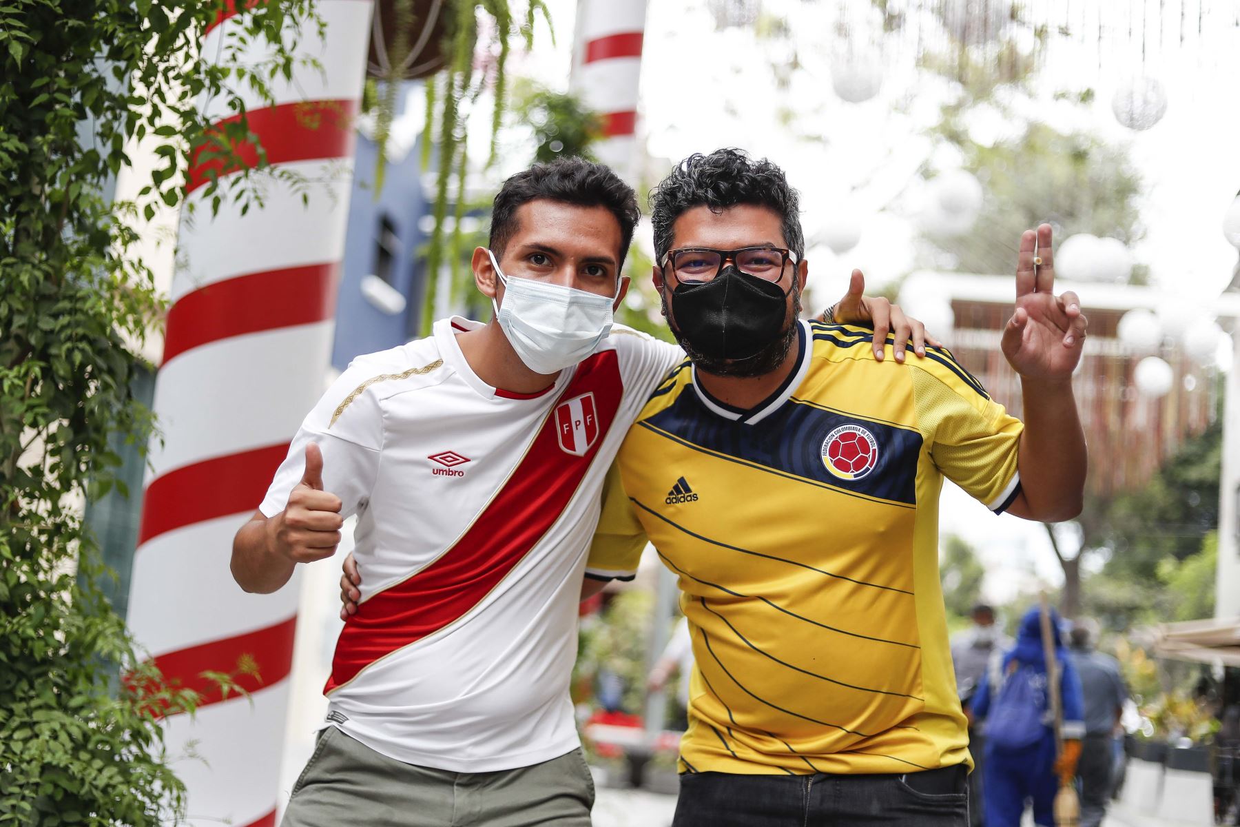 Hinchas de la selección peruana y colombiana se juntan en el Paseo de San Ramón de Miraflores para alentar a sus equipos. Las selecciones de fútbol de ambos países se disputan un partido por la eliminatoria eliminatorias sudamericanas para el Mundial de Catar 2022  y la hinchada rojiblanca se ha puso la camiseta para acompañar al 