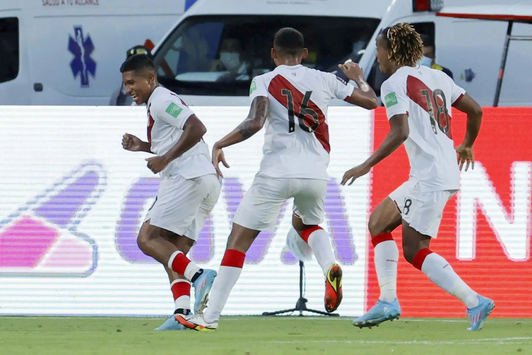Edison Flores (i) de Perú celebra con sus compañeros luego de anotar la ventaja de 1-0 en un partido de las eliminatorias sudamericanas para el Mundial de Catar 2022 entre Colombia y Perú en el estadio Metropolitano en Barranquilla (Colombia).  Foto: EFE