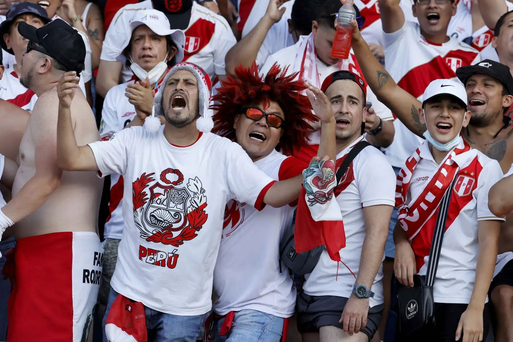 Hinchada peruana alentó a la selección en el partido de las eliminatorias sudamericanas para el Mundial de Catar 2022 entre Colombia y Perú en el estadio Metropolitano en Barranquilla (Colombia).  Foto: EFE