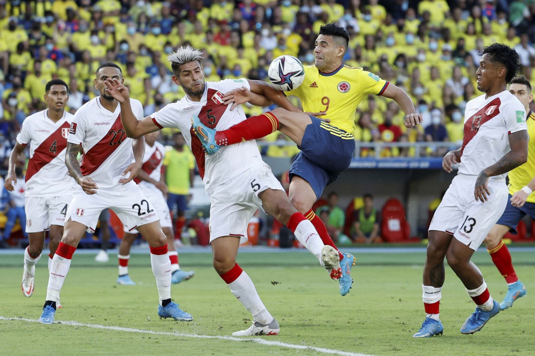 Radamel Falcao García (2d) de Colombia disputa un balón con Carlos Zambrano de Perú durante un partido de las eliminatorias sudamericanas para el Mundial de Catar 2022 entre Colombia y Perú en el estadio Metropolitano en Barranquilla (Colombia). Foto: EFE