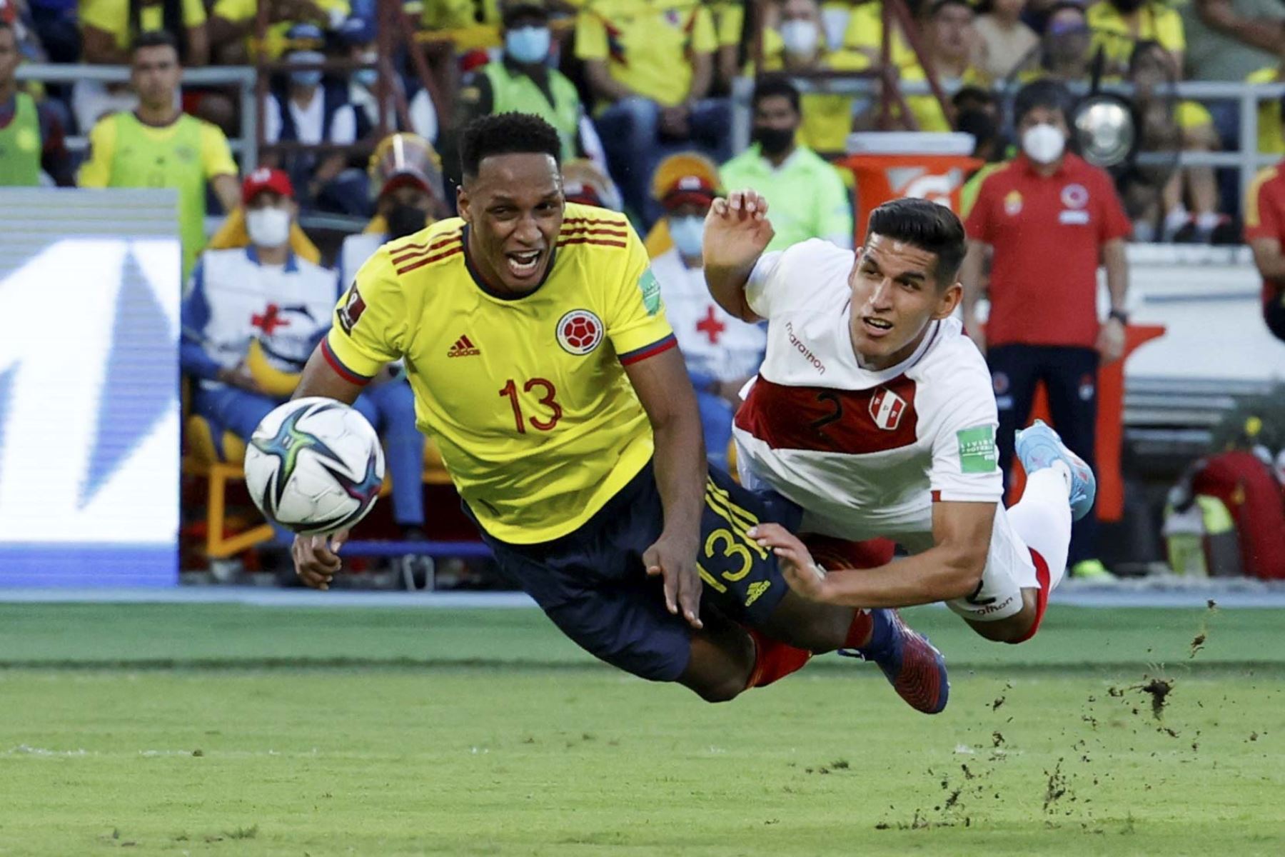 Yerry Mina (i) de Colombia disputa un balón con Luis Abram de Perú durante un partido de las eliminatorias sudamericanas para el Mundial de Catar 2022 entre Colombia y Perú en el estadio Metropolitano en Barranquilla (Colombia). Foto: EFE