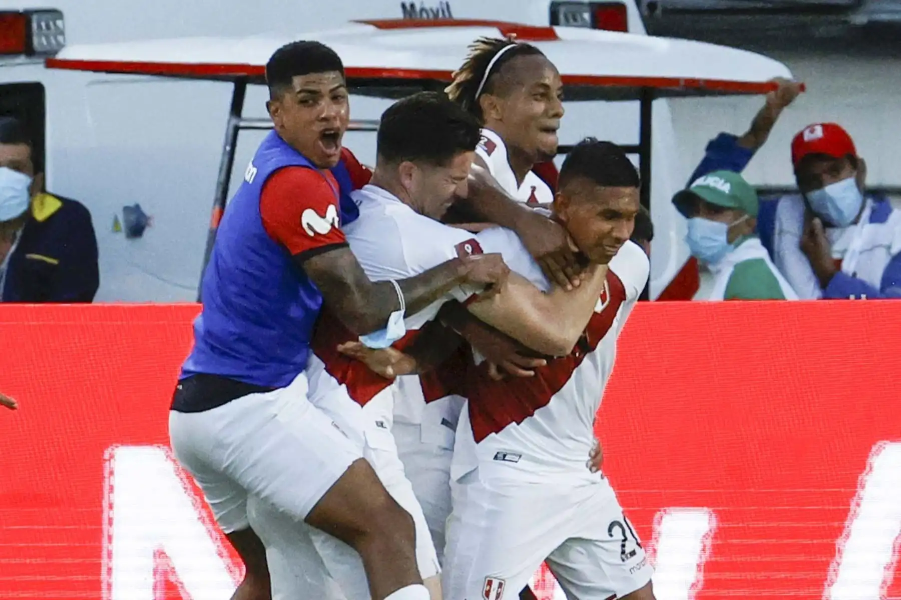 Edison Flores (d) de Perú celebra con sus compañeros luego de anotar la ventaja parcial de 1-0 durante un partido de las eliminatorias sudamericanas para el Mundial de Catar 2022 entre Colombia y Perú en el estadio Metropolitano en Barranquilla (Colombia). Foto: EFE