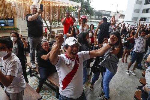 La hinchada peruana alienta a la selección desde Lima