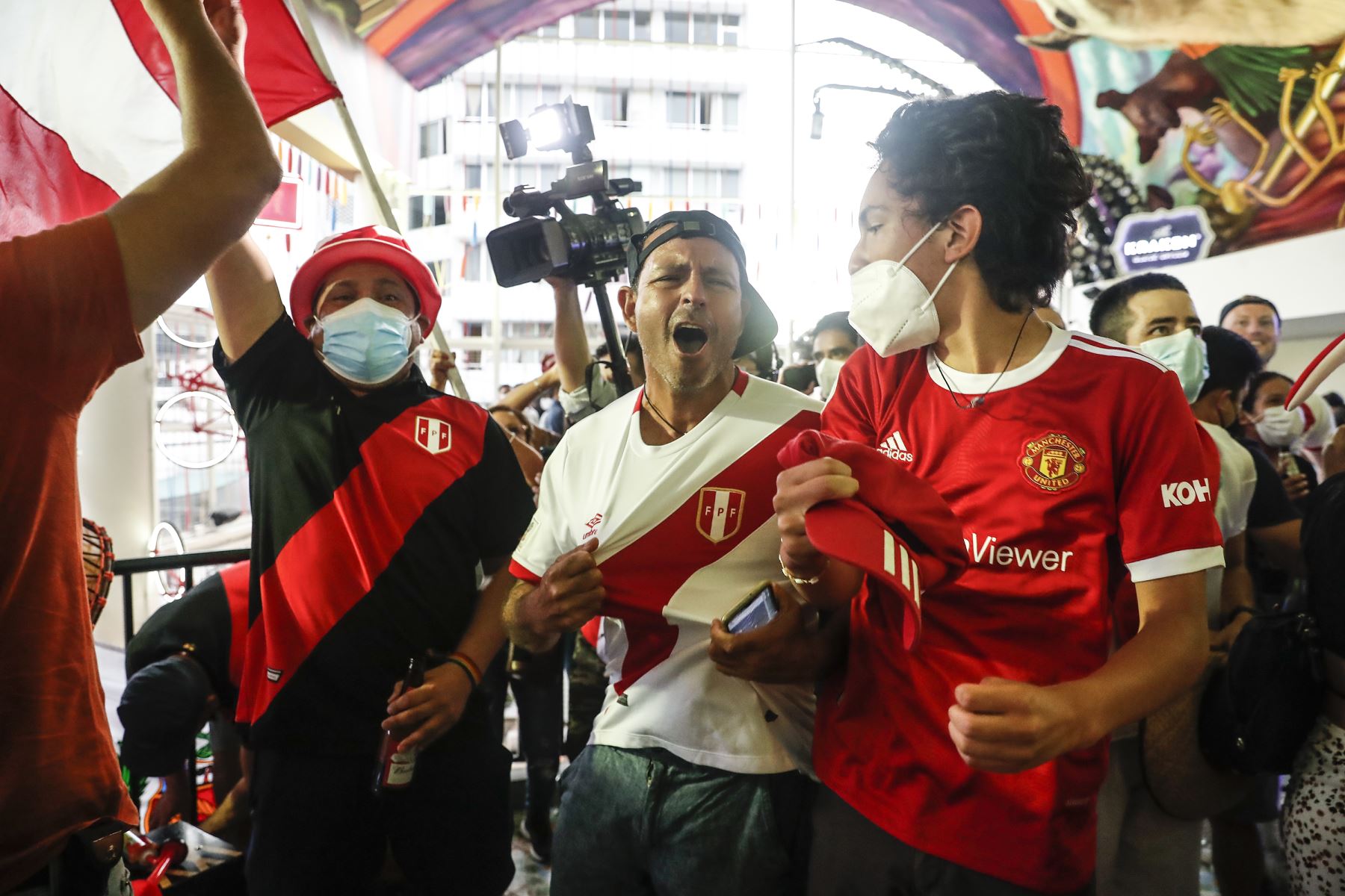 La celebración de los hinchas no se hizo esperar en las calles de Lima. Foto: ANDINA/Renato Pajuelo