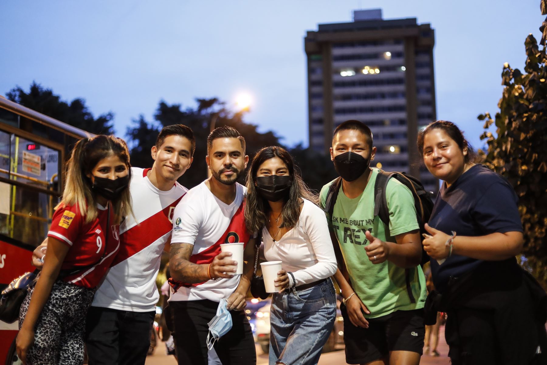 Un grupo de jóvenes celebra el triunfo de Perú frente a Colombia por las Eliminatorias a Qatar 2022, en el pasaje San Ramón, en Miraflores. Foto: ANDINA/Renato Pajuelo