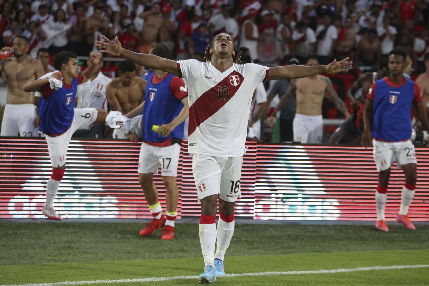 Jugadores de Perú celebran con mucha emoción desde la cancha al final del partido por las eliminatorias sudamericanas para el Mundial de Catar 2022 entre Colombia y Perú en el estadio Metropolitano en Barranquilla (Colombia). Foto: FPF