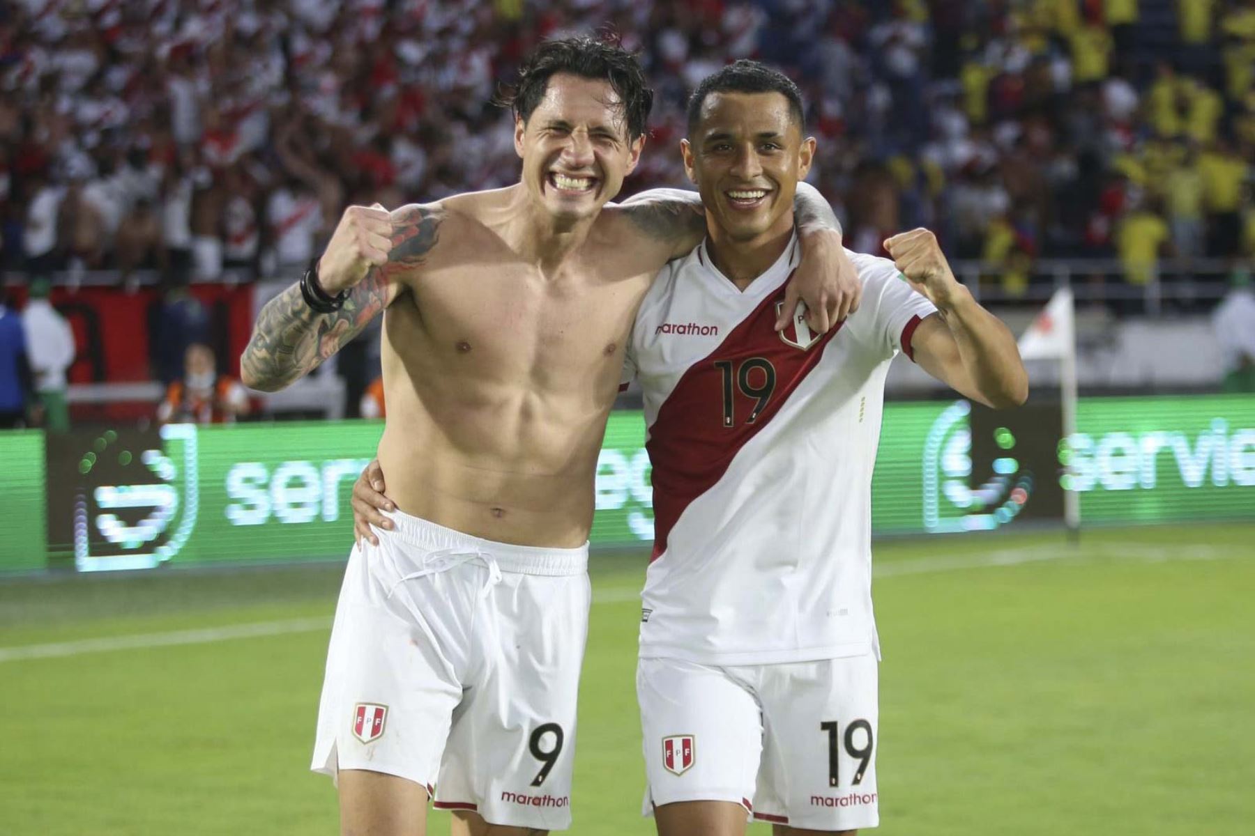 Jugadores de Perú celebran con mucha emoción desde la cancha al final del partido por las eliminatorias sudamericanas para el Mundial de Catar 2022 entre Colombia y Perú en el estadio Metropolitano en Barranquilla (Colombia). Foto: FPF