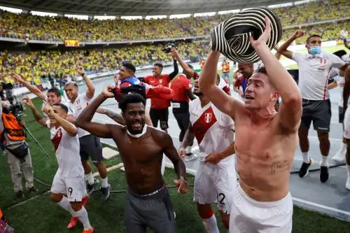 Jugadores de Perú celebran con mucha emoción desde la cancha al final del partido por las eliminatorias sudamericanas para el Mundial de Catar 2022 en el estadio Metropolitano en Barranquilla (Colombia). Foto: EFE