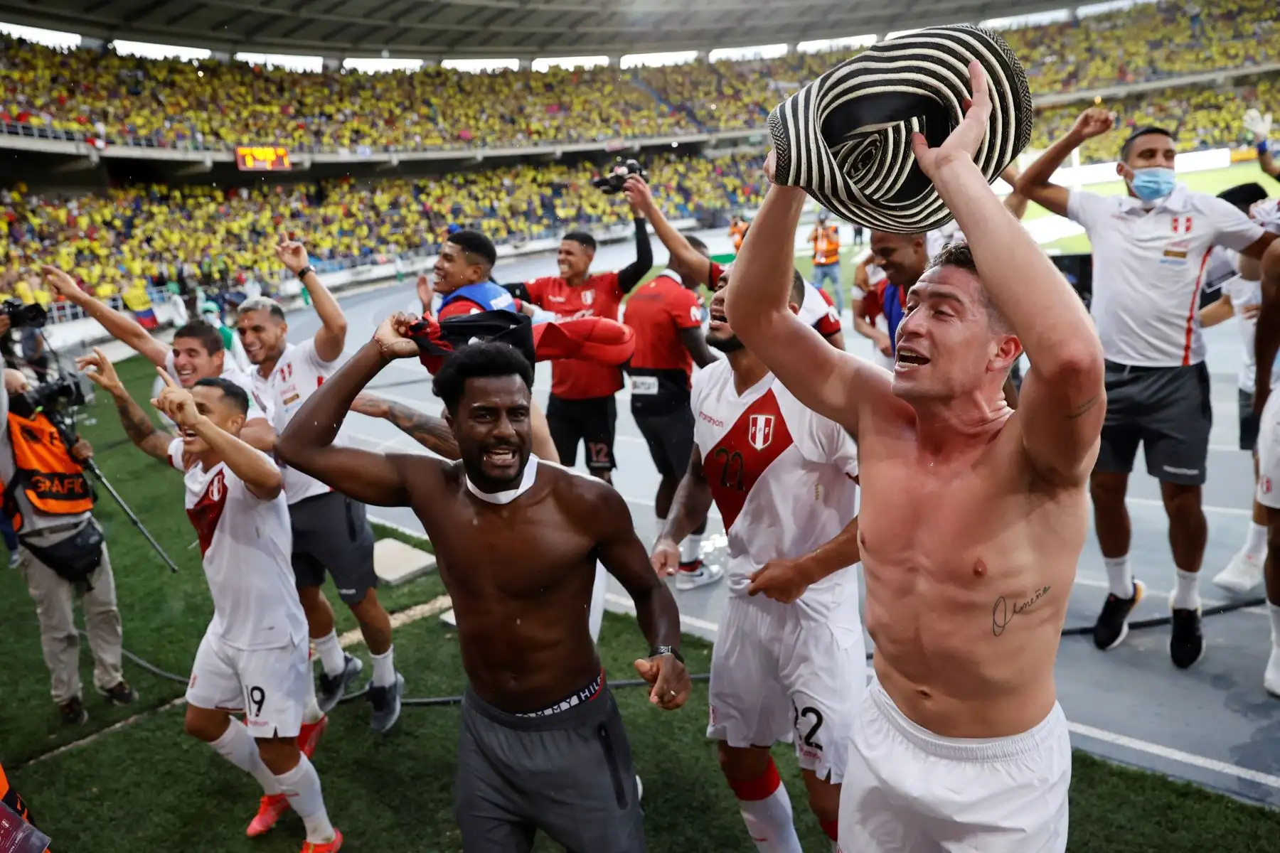 Jugadores de Perú celebran con mucha emoción desde la cancha al final del partido por las eliminatorias sudamericanas para el Mundial de Catar 2022 entre Colombia y Perú en el estadio Metropolitano en Barranquilla (Colombia). Foto: EFE