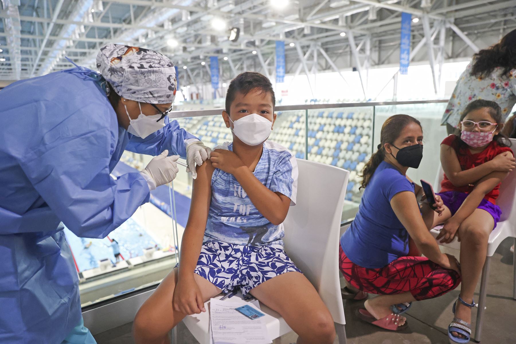 Menores entre 5 y 11 años reciben la vacuna contra el covid-19 en la sede de la Videna, en San Luis. Foto: ANDINA/Vidal Tarqui