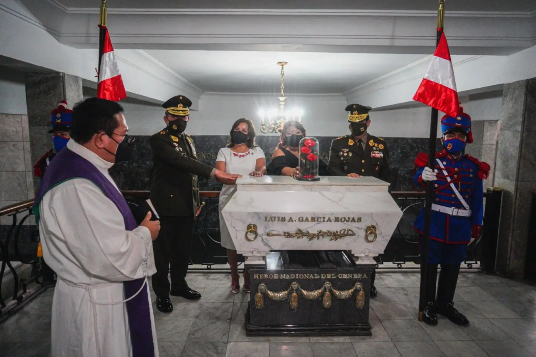 En representación del ministro de Defensa, participa, el secretario general del Mindef, Rodolfo Acuña; la vicepresidenta de la República, Dina Boluarte; el jefe del CCFFAA; el Comandante General del Ejército y familiares del Héroe Nacional. Foto: ANDINA/Mindef