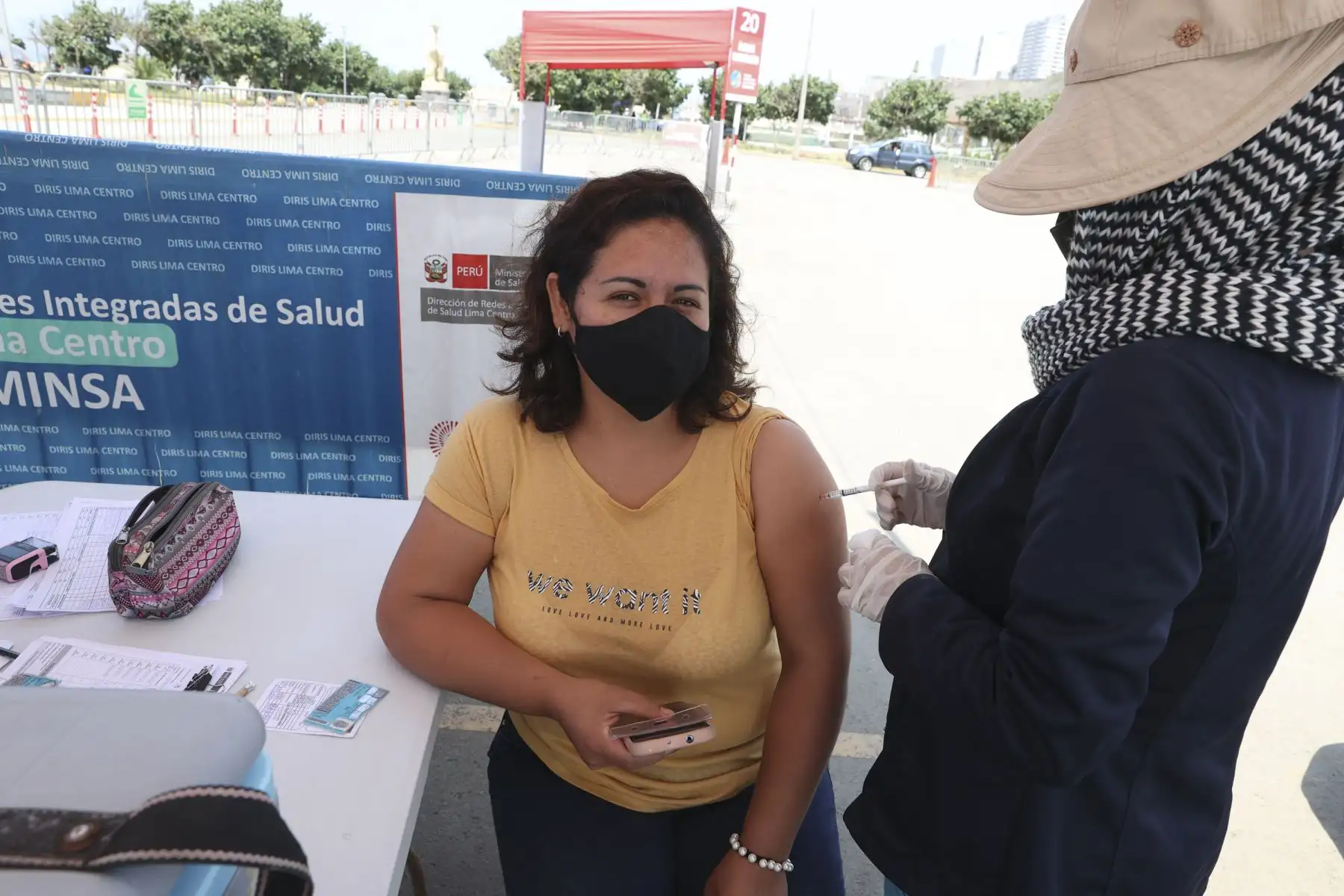 Ciudadanos acuden al vacunacar de Magdalena del Mar para recibir su dosis contra la covid-19. Foto: ANDINA/Vidal Tarqui