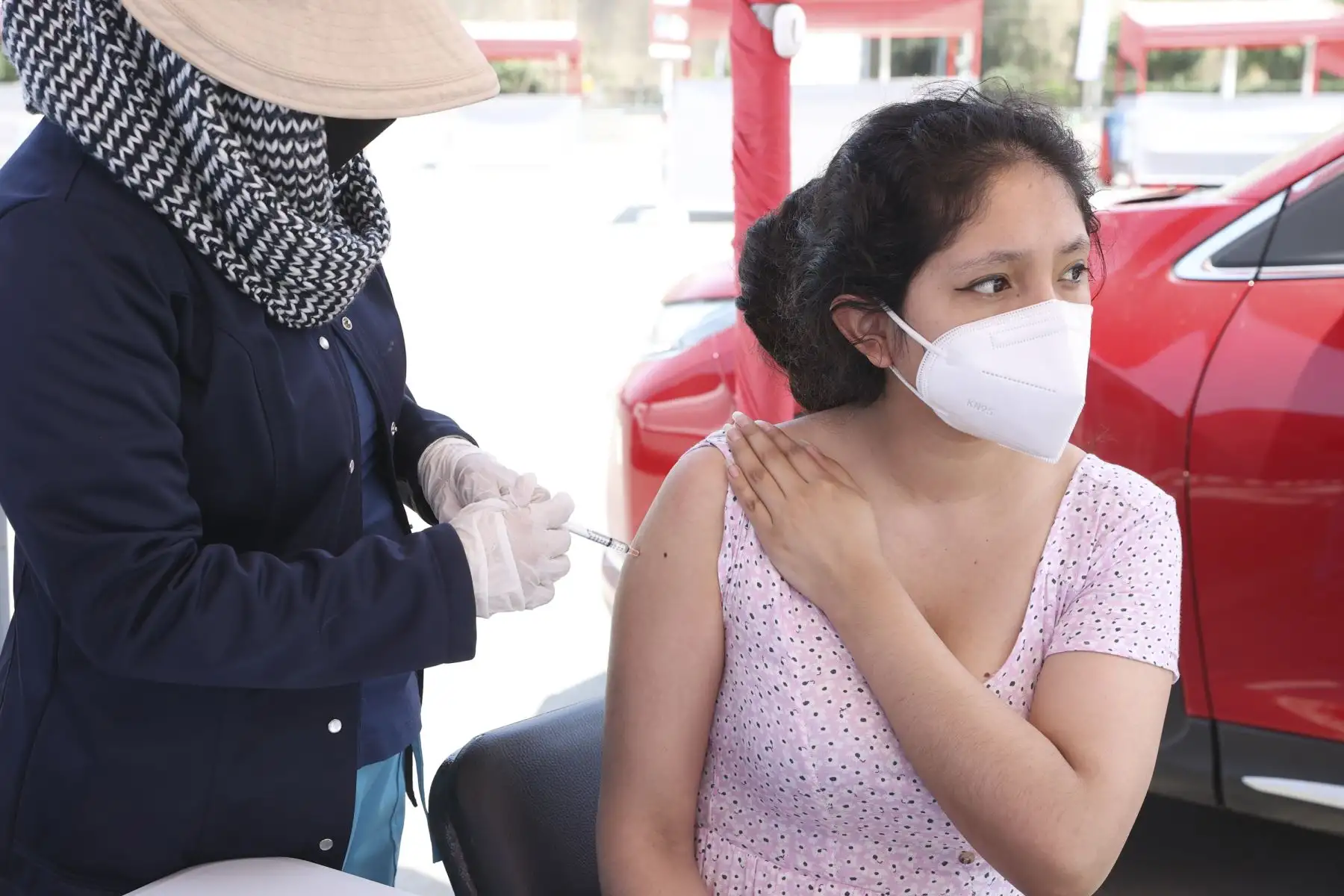 Ciudadanos acuden al vacunacar de Magdalena del Mar para recibir su dosis contra la covid-19. Foto: ANDINA/Vidal Tarqui