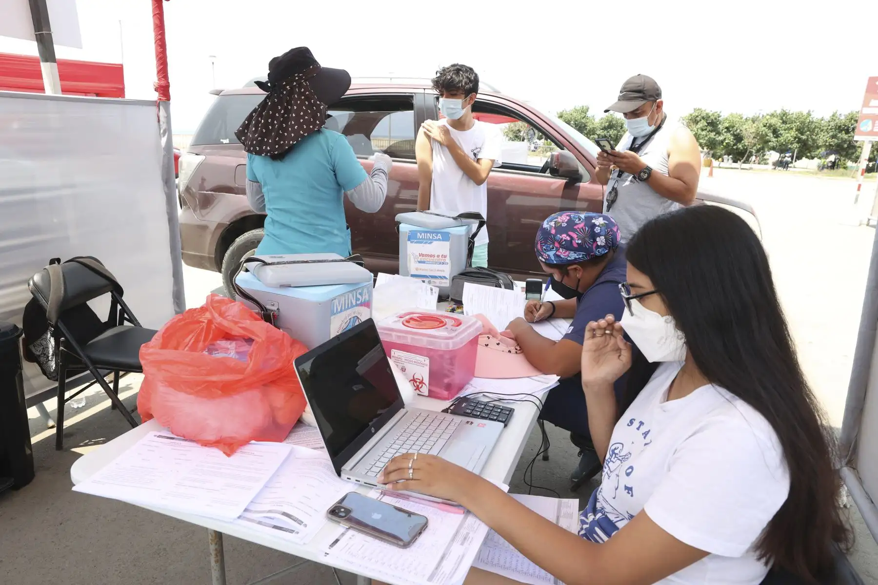 Ciudadanos acuden al vacunacar de Magdalena del Mar para recibir su dosis contra la covid-19. Foto: ANDINA/Vidal Tarqui