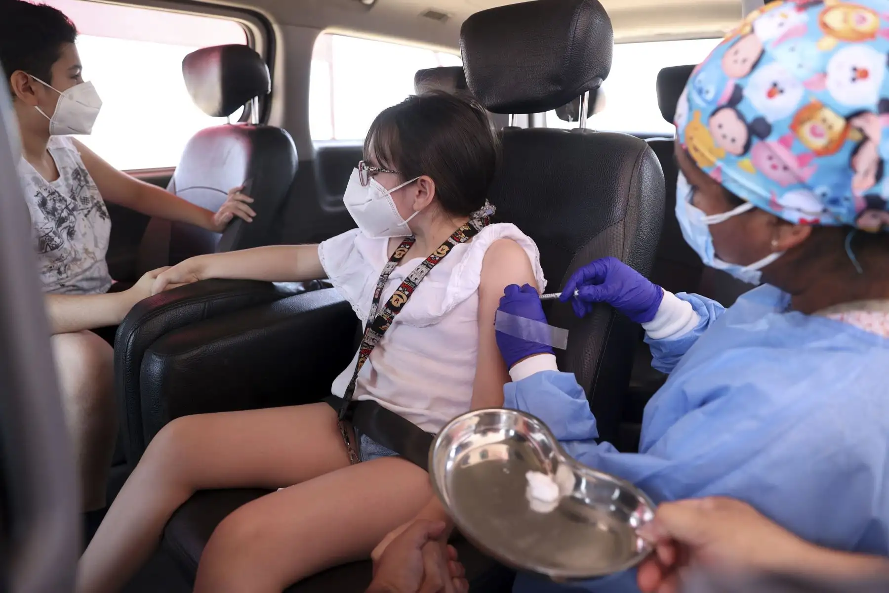 Menores entre 5 y 11 años reciben la vacuna contra el covid-19 en el vacunacar de Agua Dulce, en Chorrillos. Foto: ANDINA/Vidal Tarqui