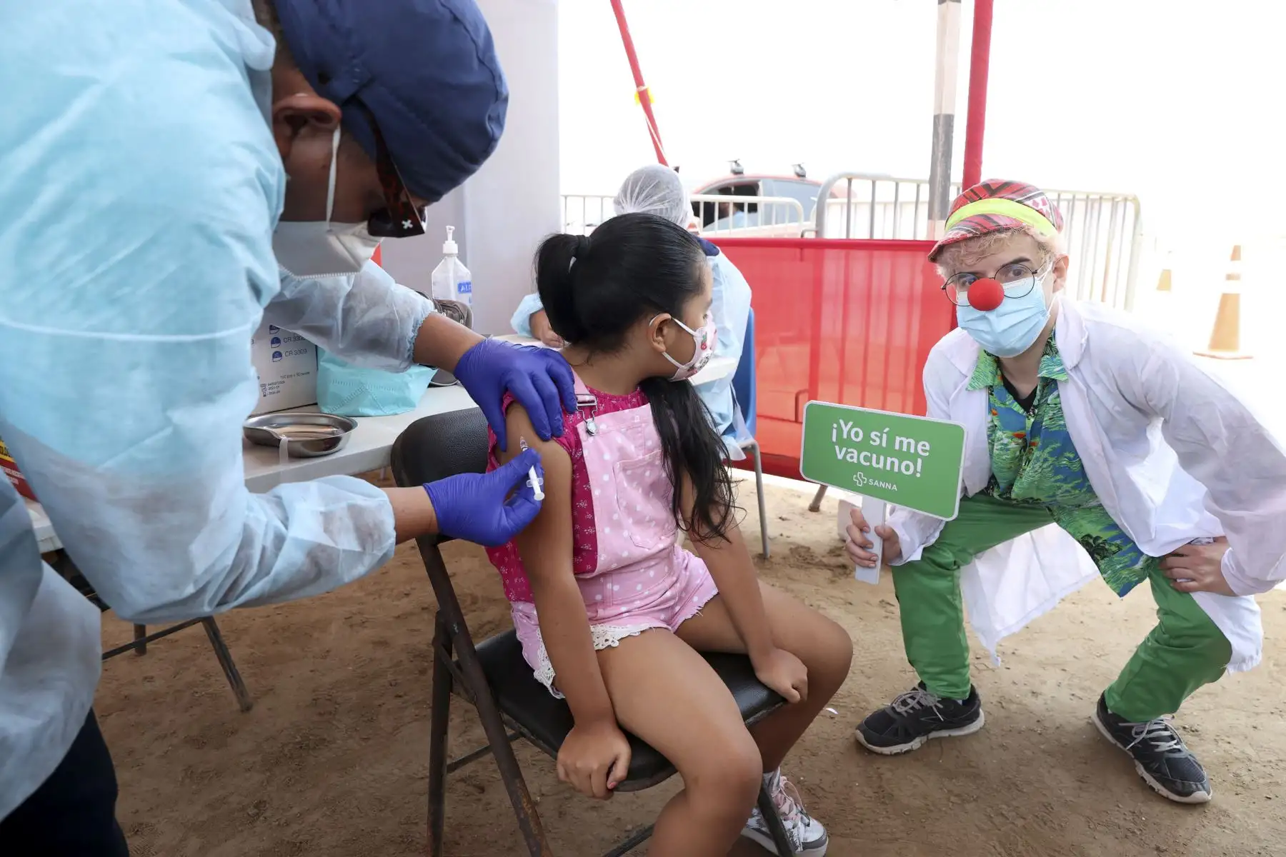 Menores entre 5 y 11 años reciben la vacuna contra el covid-19 en el vacunacar de Agua Dulce, en Chorrillos. Foto: ANDINA/Vidal Tarqui