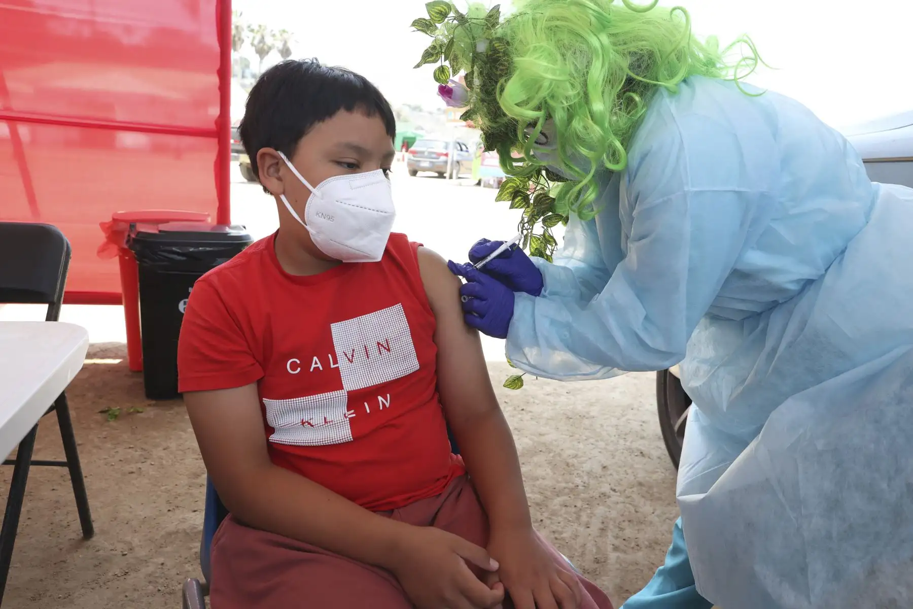Menores entre 5 y 11 años reciben la vacuna contra el covid-19 en el vacunacar de Agua Dulce, en Chorrillos. Foto: ANDINA/Vidal Tarqui