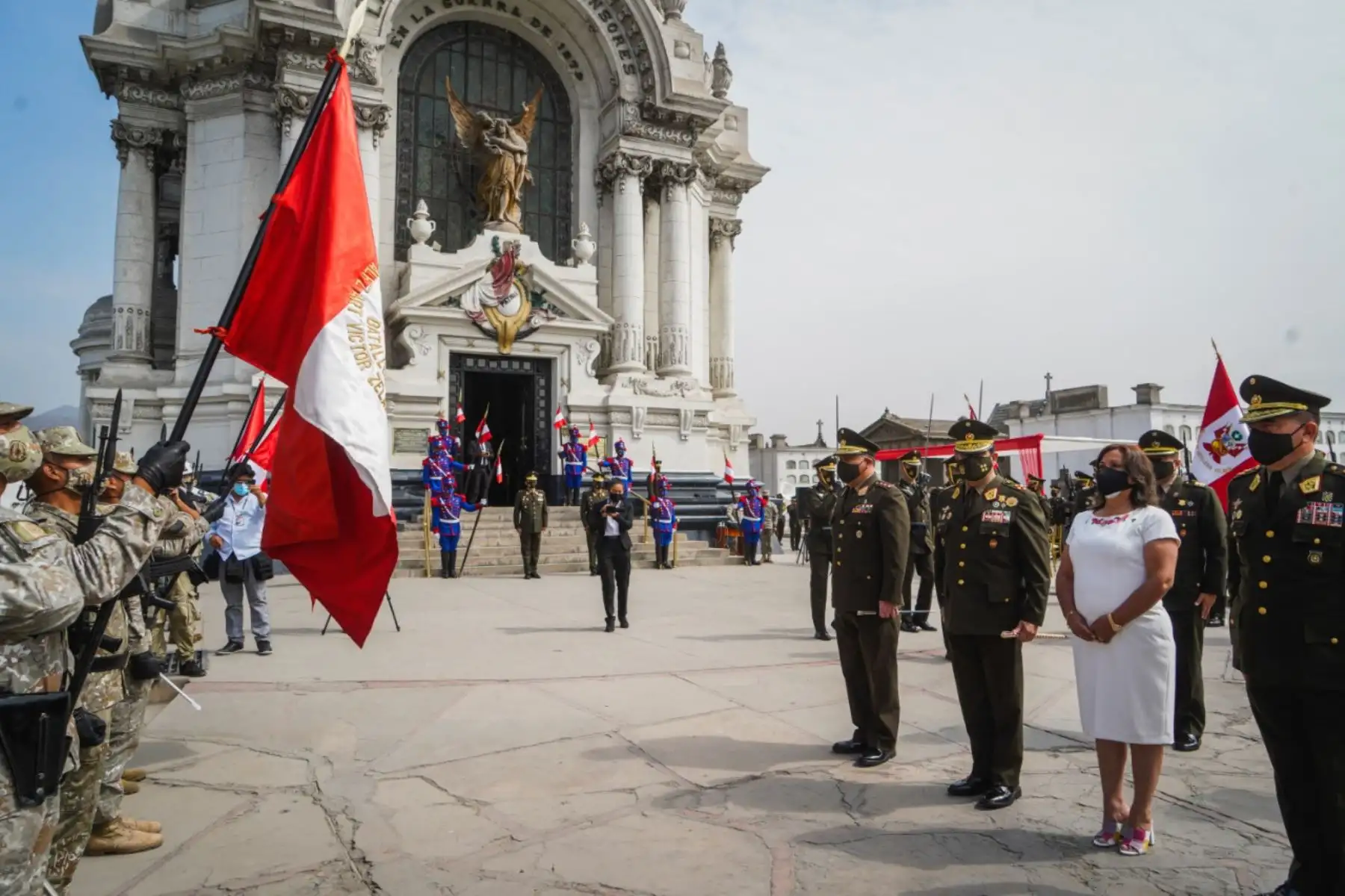 En representación del ministro de Defensa, participa, el secretario general del Mindef, Rodolfo Acuña; la vicepresidenta de la República, Dina Boluarte; el jefe del CCFFAA; el Comandante General del Ejército y familiares del Héroe Nacional. Foto: ANDINA/Mindef