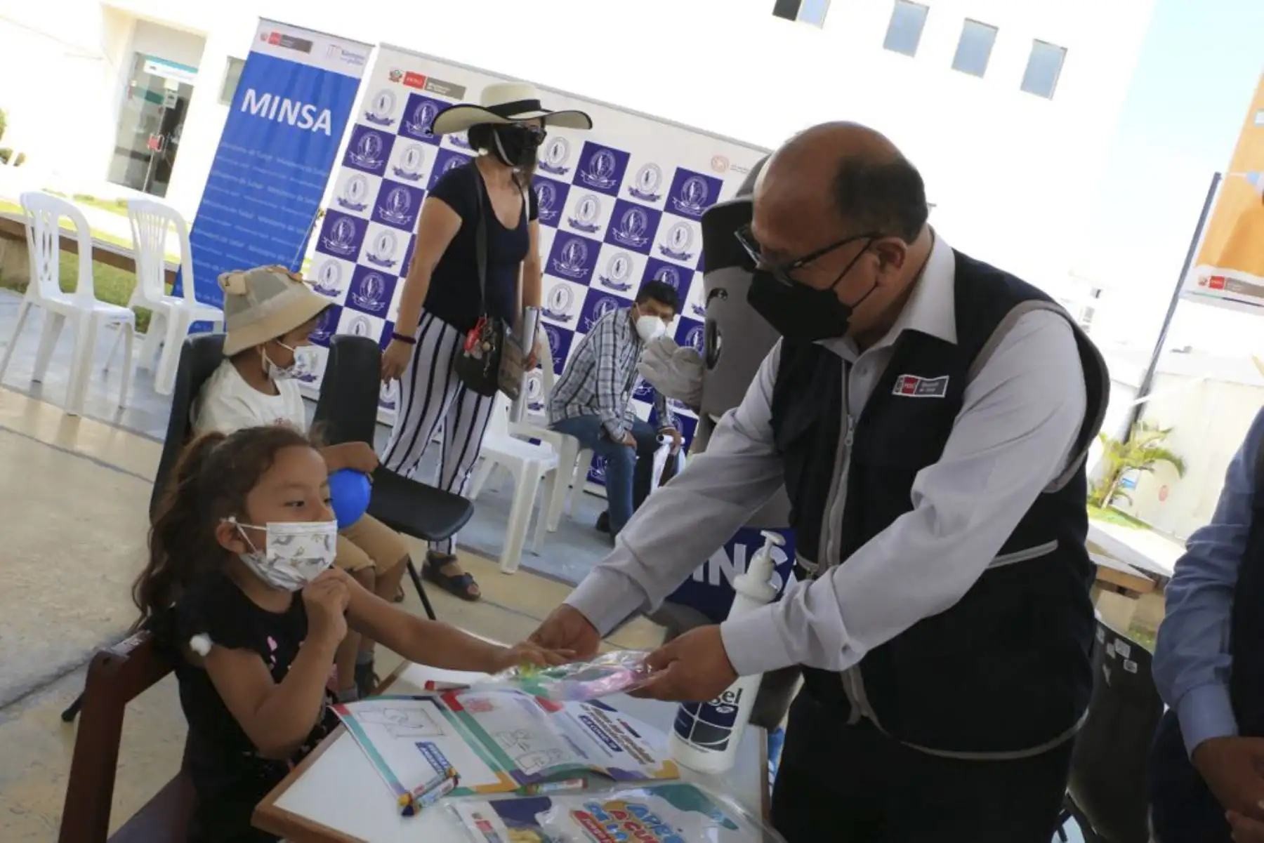 Para acercar la vacuna contra la covid-19 a más niños, el Instituto Nacional de Rehabilitación se convierte en un nuevo centro de vacunación, donde podrán acudir menores de 5 a 11 años con o sin comorbilidades. Foto: Minsa