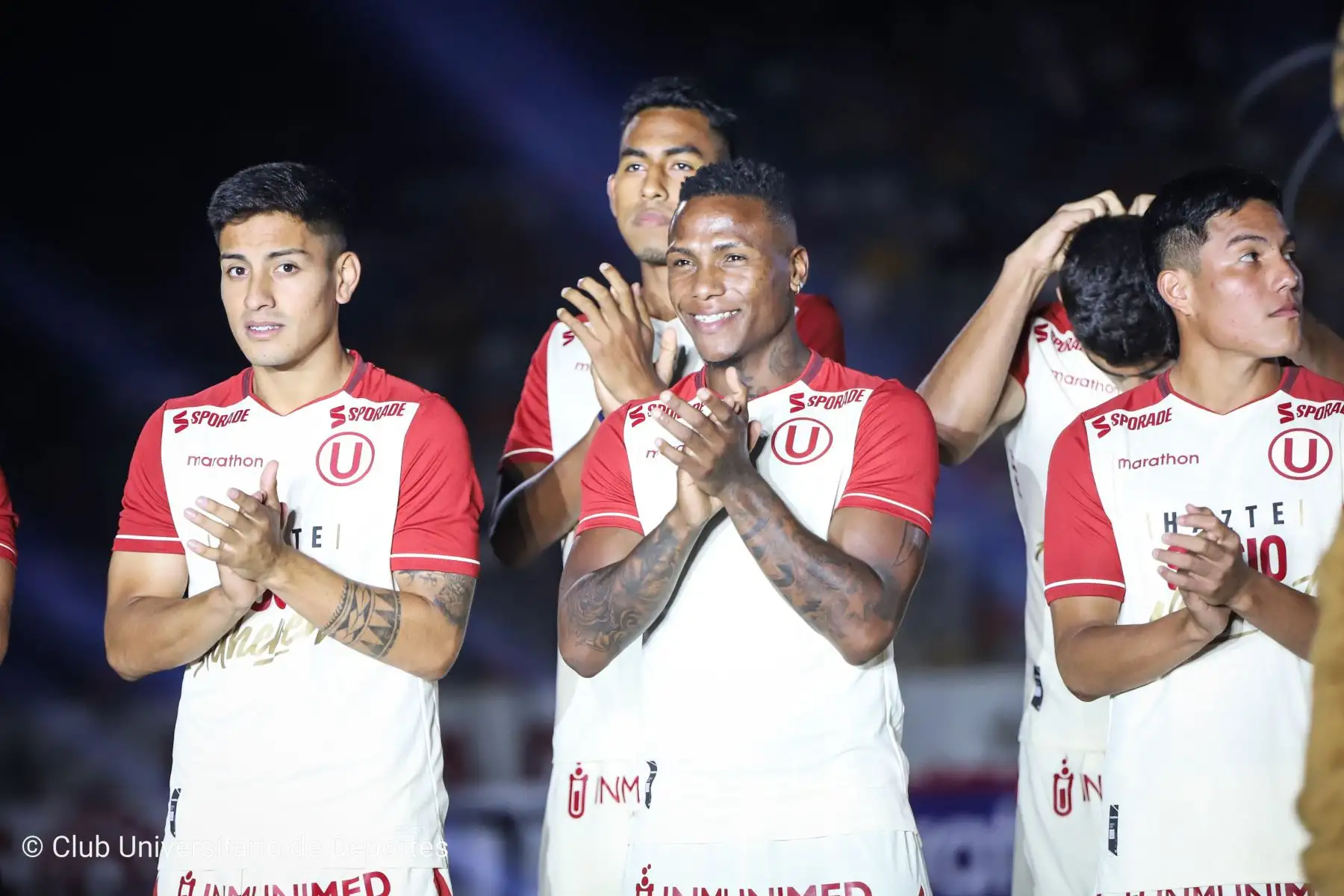 Universitario de Deportes enfrenta a Aucas de Ecuador en un partido amistoso por la Noche Crema, después de presentar al plantel 2022 de la U. Foto: @universitario