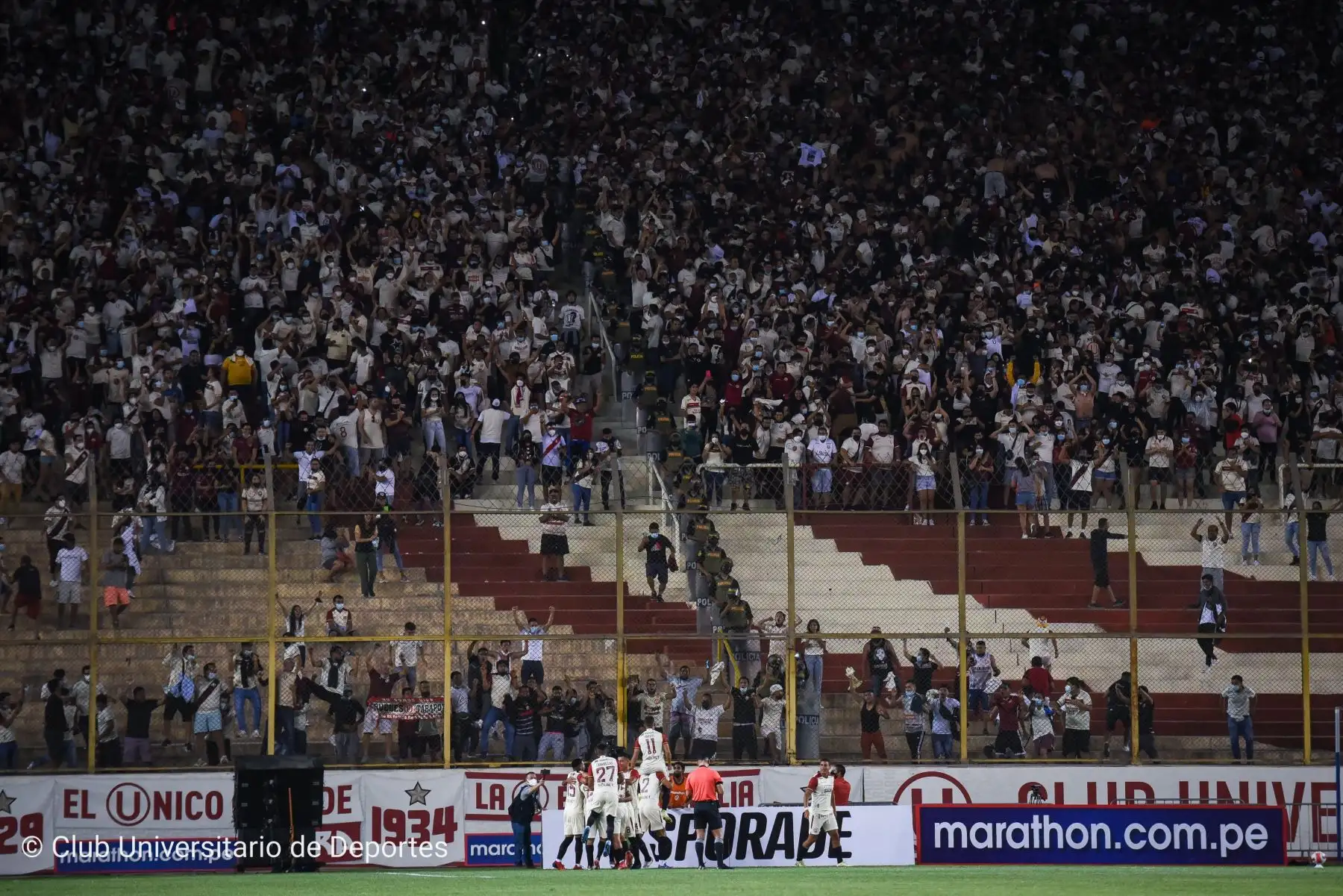 Universitario de Deportes enfrenta a Aucas de Ecuador en un partido amistoso por la Noche Crema, después de presentar al plantel 2022 de la U. Foto: @universitario