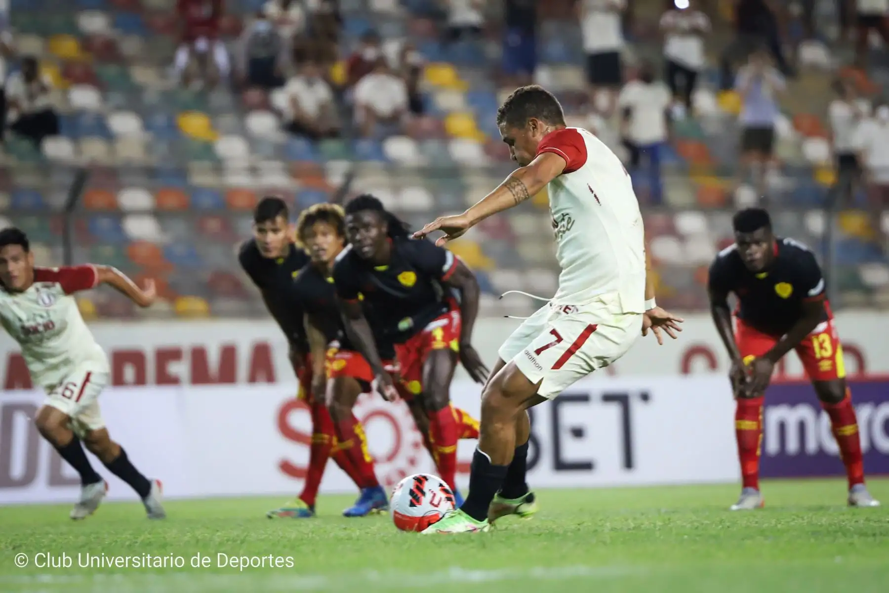 Universitario de Deportes enfrenta a Aucas de Ecuador en un partido amistoso por la Noche Crema, después de presentar al plantel 2022 de la U. Foto: @universitario