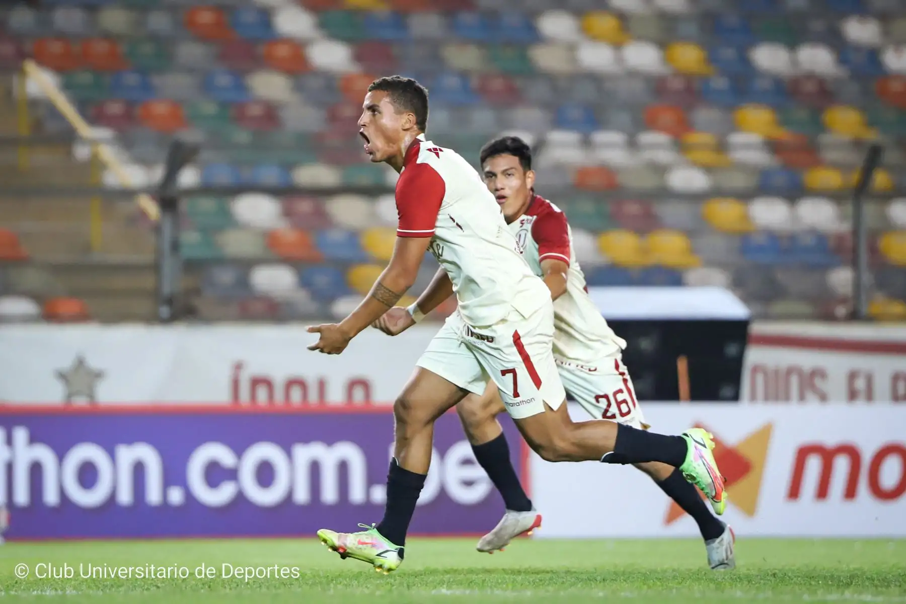 Universitario de Deportes enfrenta a Aucas de Ecuador en un partido amistoso por la Noche Crema, después de presentar al plantel 2022 de la U. Foto: @universitario