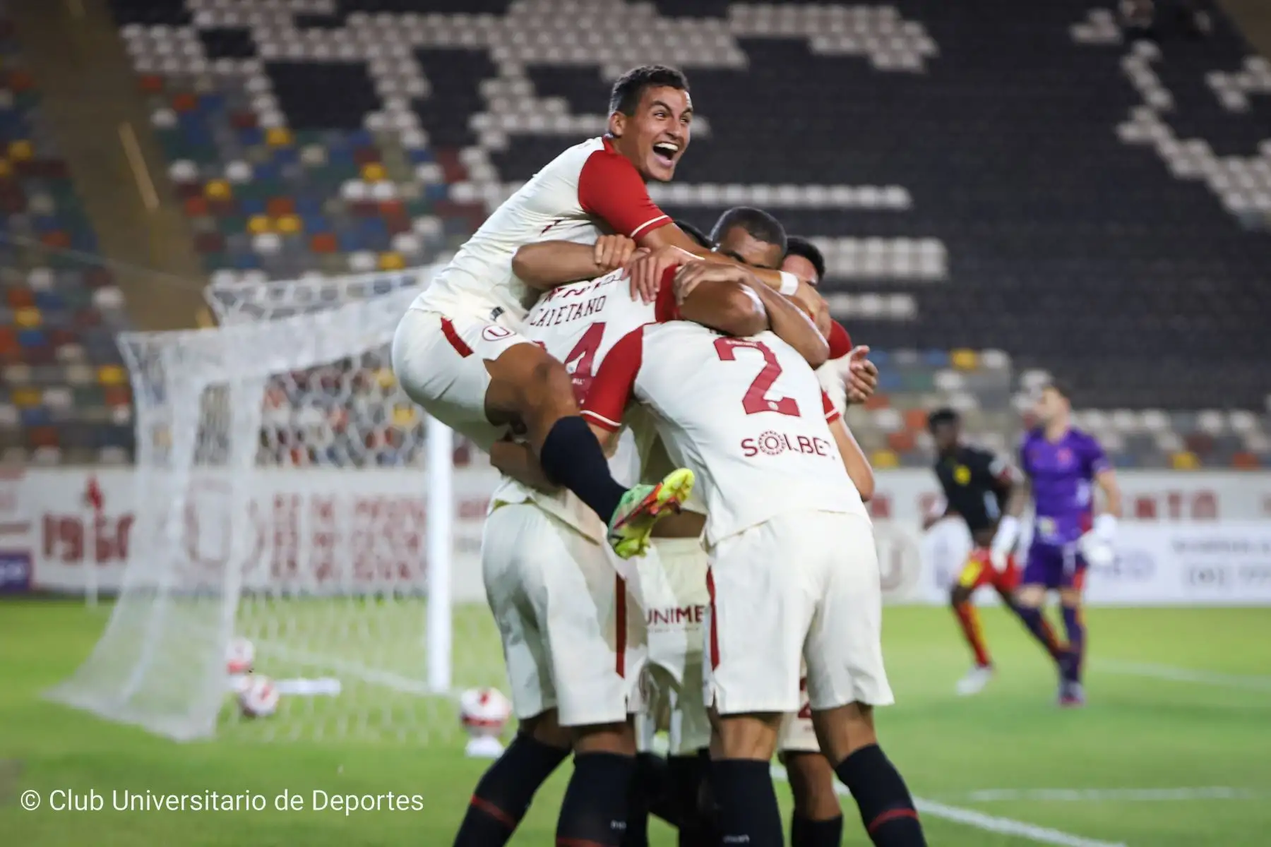 Universitario de Deportes enfrenta a Aucas de Ecuador en un partido amistoso por la Noche Crema, después de presentar al plantel 2022 de la U. Foto: @universitario