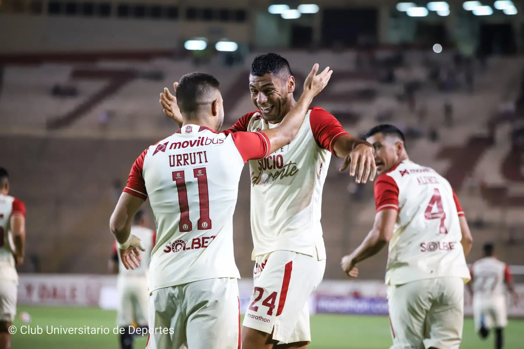 Universitario de Deportes enfrenta a Aucas de Ecuador en un partido amistoso por la Noche Crema, después de presentar al plantel 2022 de la U. Foto: @universitario