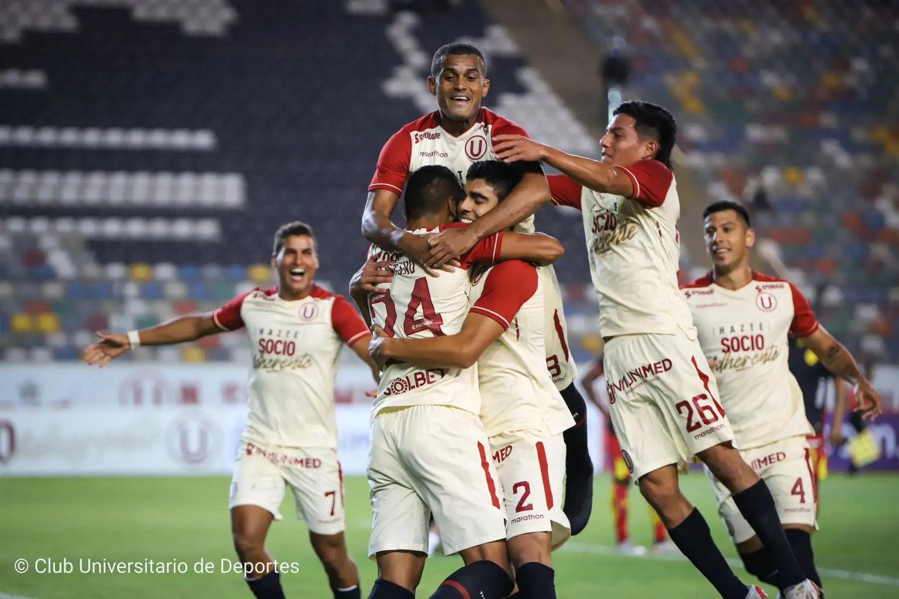 Jugadores de la U se abrazan tras anotar el primer gol. Universitario de Deportes enfrenta a Aucas de Ecuador en un partido amistoso por la Noche Crema, después de presentar a su plantel 2022. Foto: @universitario