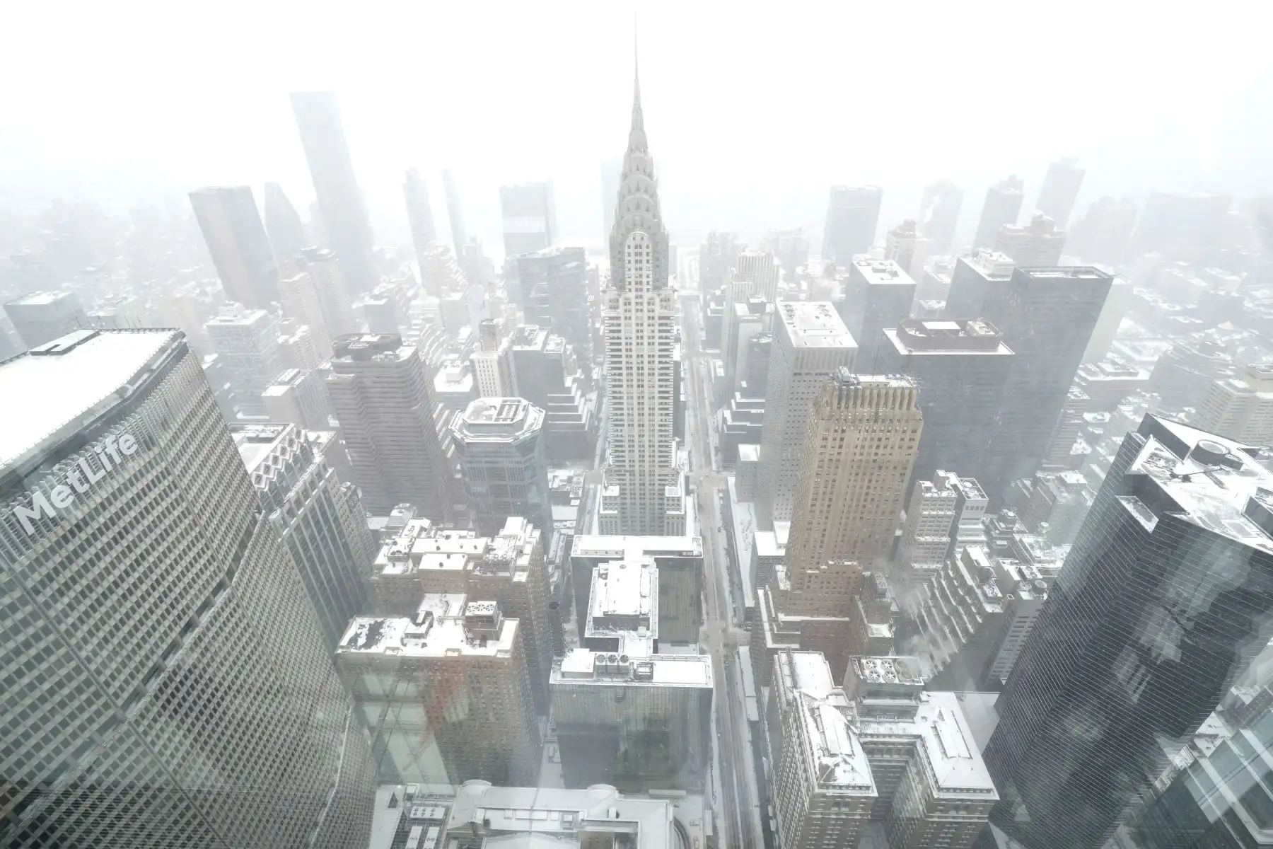 Una vista del edificio Chrysler desde The Summit en One Vanderbilt Observation Deck durante una tormenta de nieve en la ciudad de Nueva York, Estados Unidos. Foto: AFP