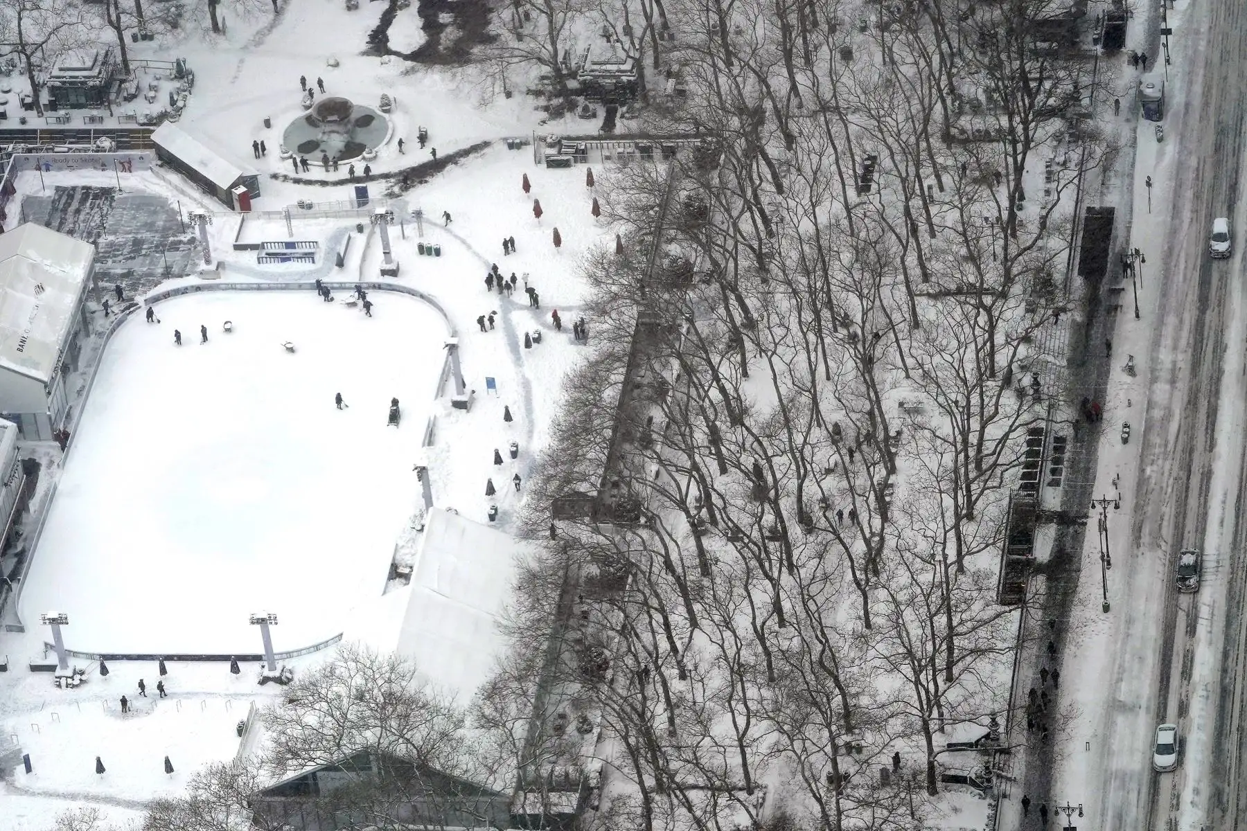 La gente visita Bryant Park durante una tormenta de nieve en la ciudad de Nueva York, en los Estados Unidos. Foto: AFP