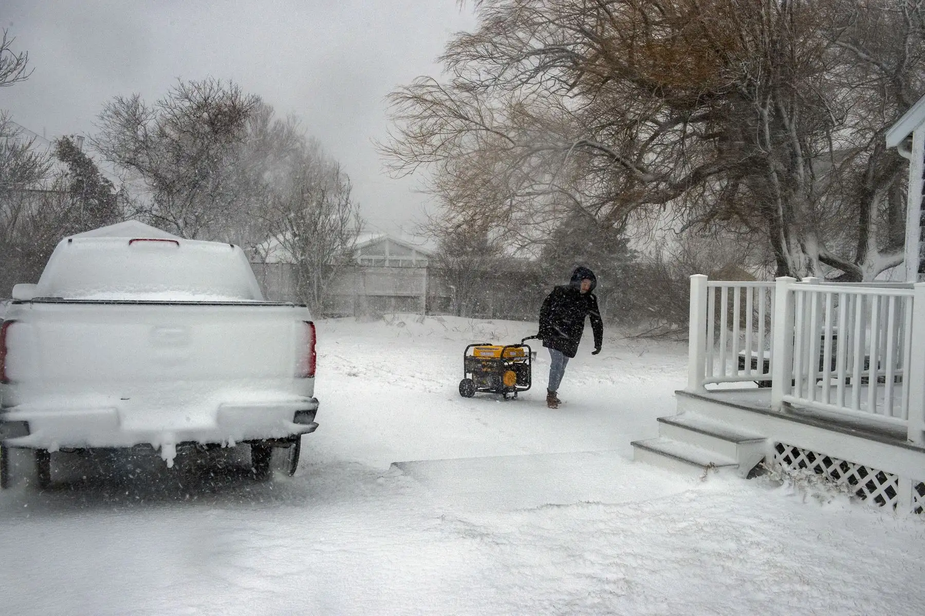 Un hombre arrastra un generador a su casa después de perder energía durante una tormenta de nieve en Marshfield, Massachusetts, en los Estados Unidos. Foto: AFP