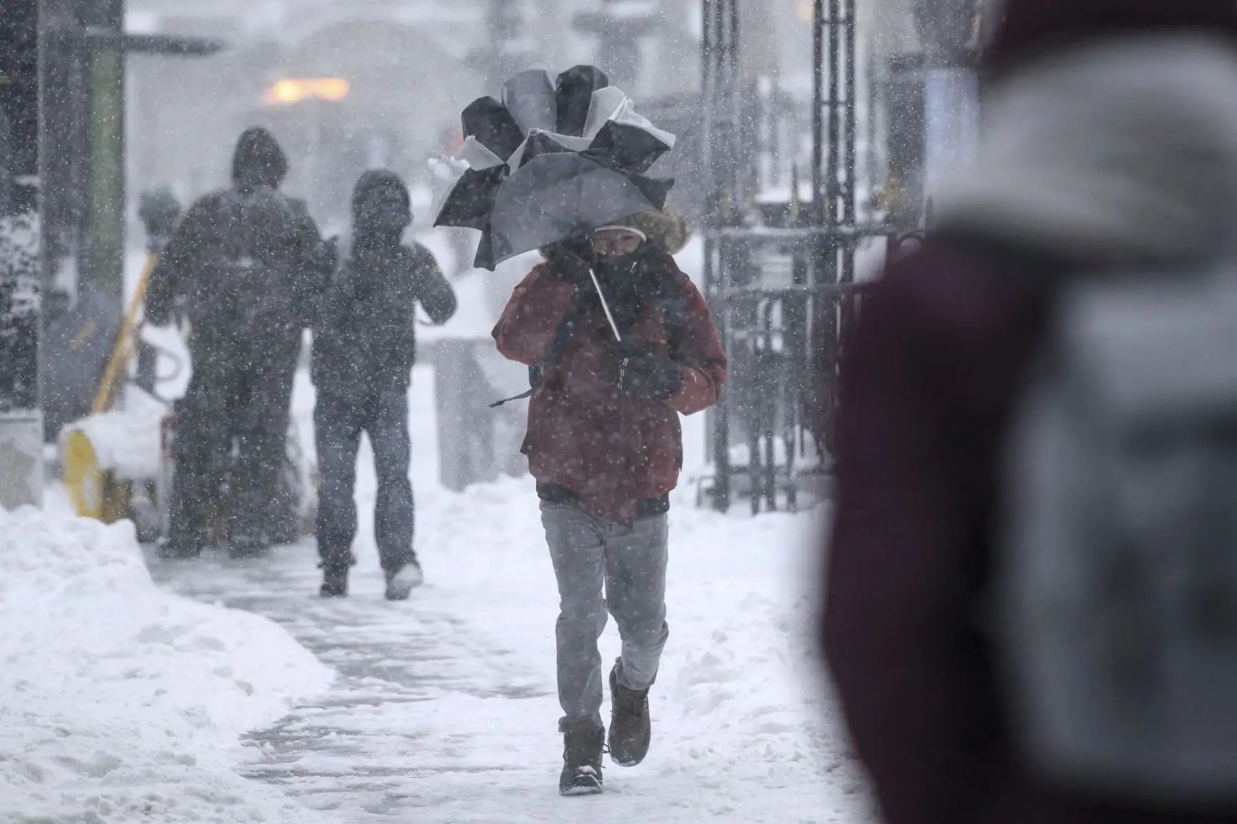 Un hombre camina en medio de la nieve a lo largo de una calle en Nueva York, Estados Unidos. Foto: AFP