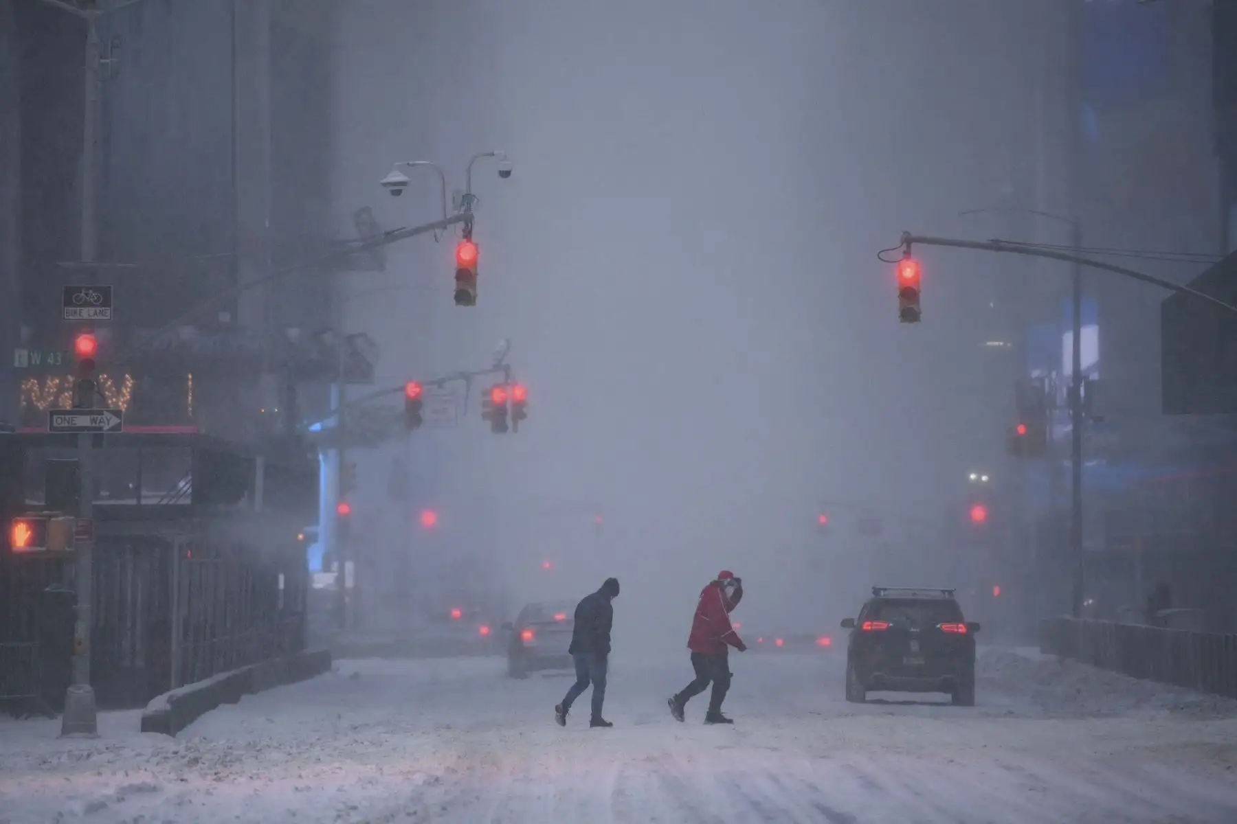 Personas transitan durante las fuertes nevadas en Times Square, en Nueva York, Estados Unidos. Foto: AFP