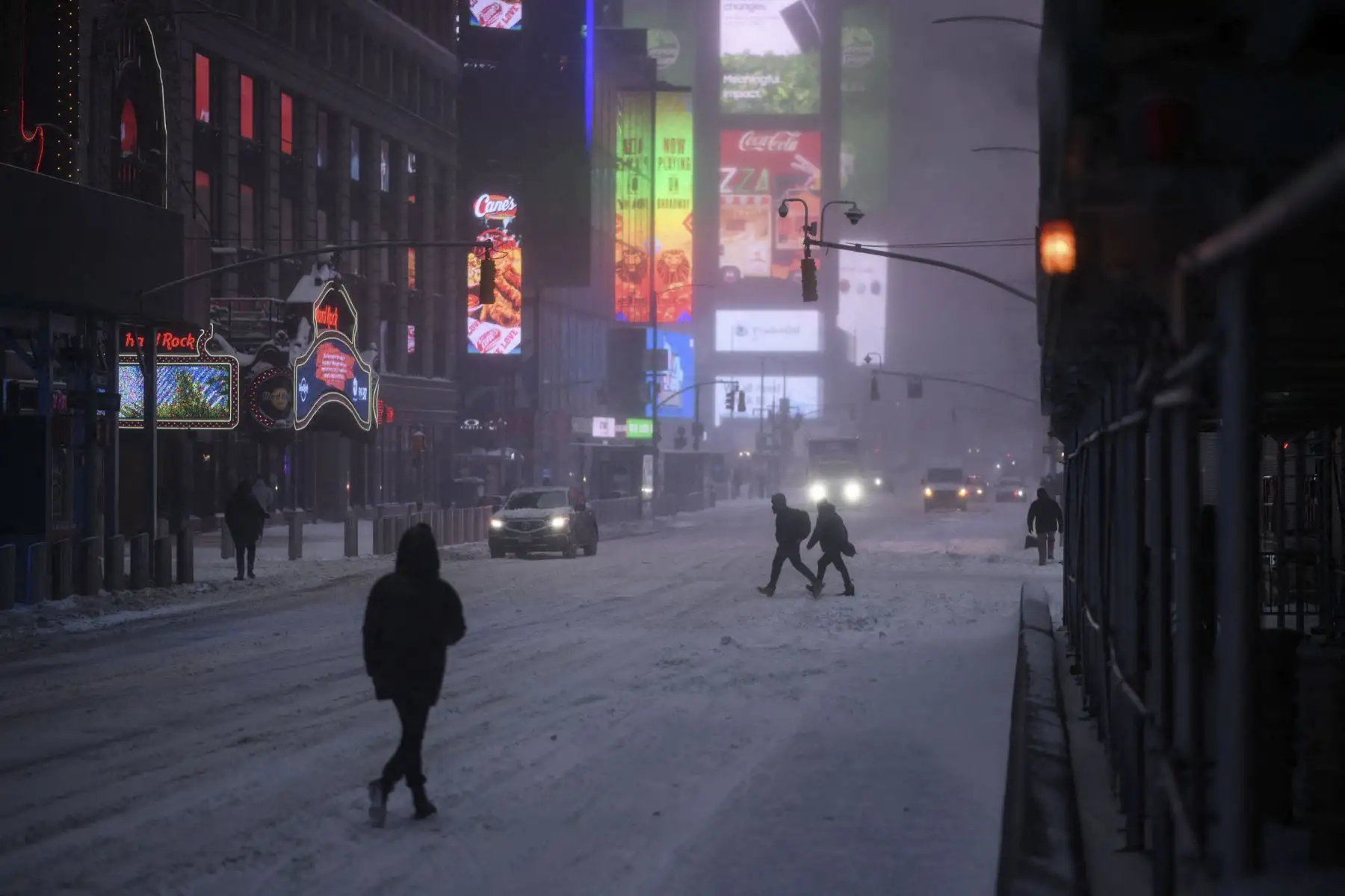 Personas transitan durante las fuertes nevadas en Times Square, en Nueva York, Estados Unidos. Foto: AFP