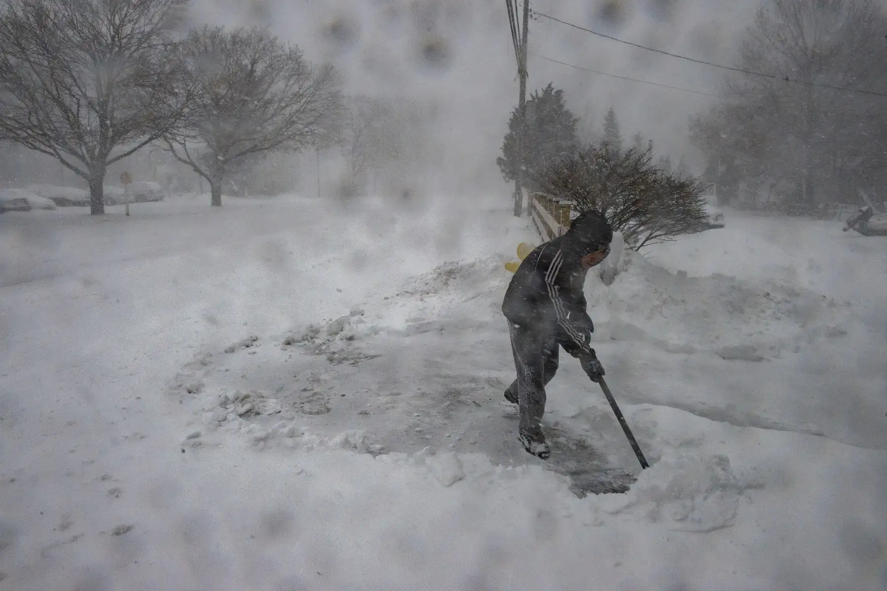 Un hombre retira la nieve en las calles de Marshfield, Massachusetts, Estados Unidos. Foto: AFP