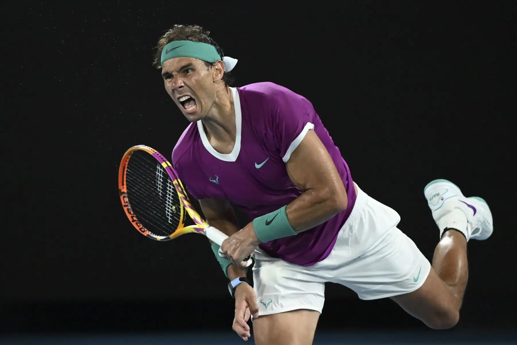 Rafael Nadal de España sirve durante la final de singles masculino contra Daniil Medveded de Rusia en el torneo de tenis Grand Slam del Abierto de Australia en Melbourne Park en Melbourne. Foto: EFE