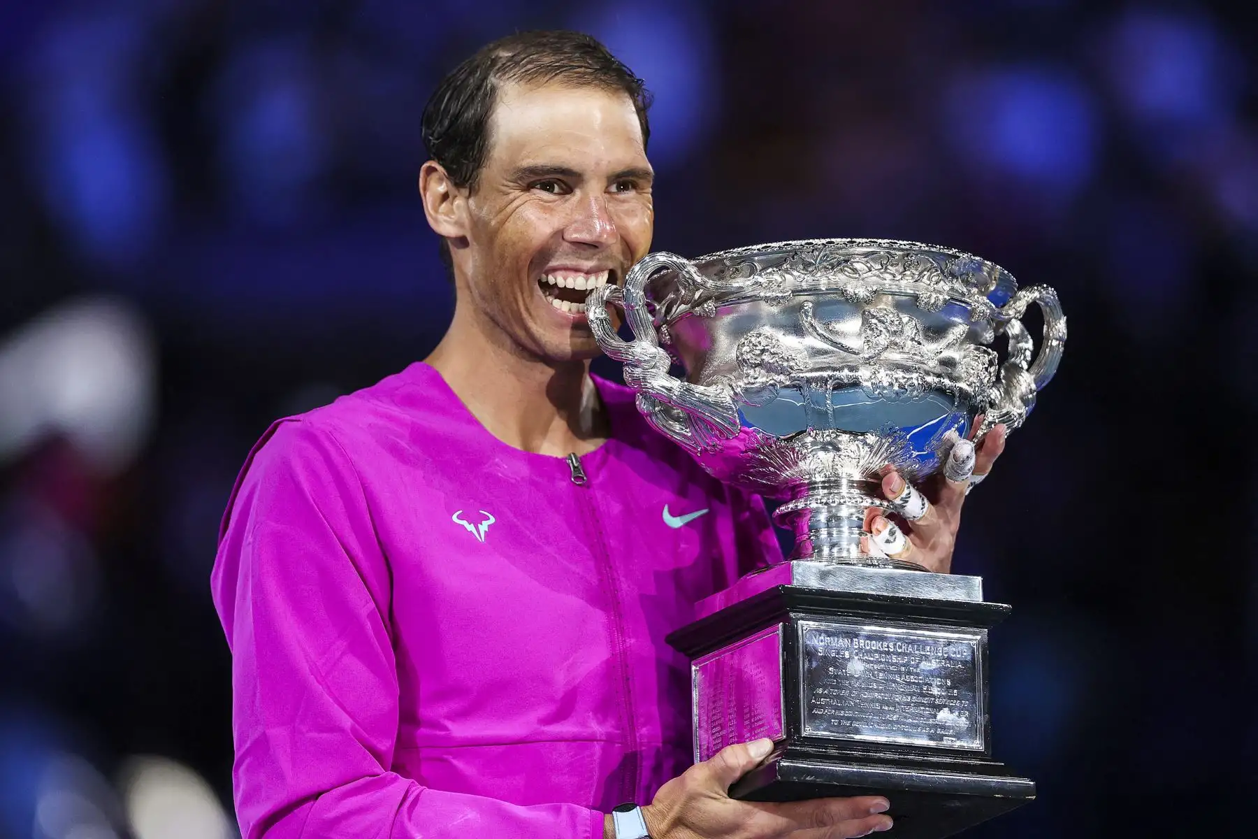 Rafael Nadal de España recibe trofeo tras ganar un a Daniil Medveded de Rusia en el torneo de tenis Grand Slam del Abierto de Australia en Melbourne Park, en Melbourne. Foto: EFE