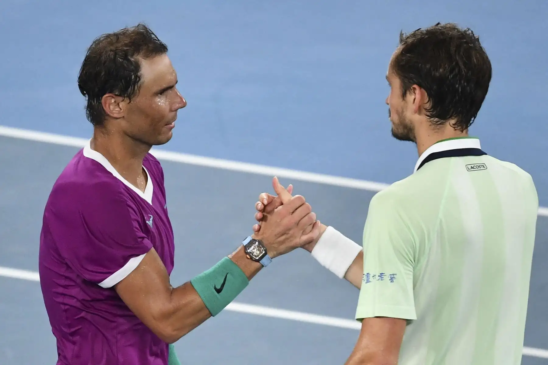 El español Rafael Nadal estrecha la mano al ruso Daniil Medvedev después de ganar el partido final de individuales masculinos del Abierto de Australia, en Melbourne. Foto: AFP