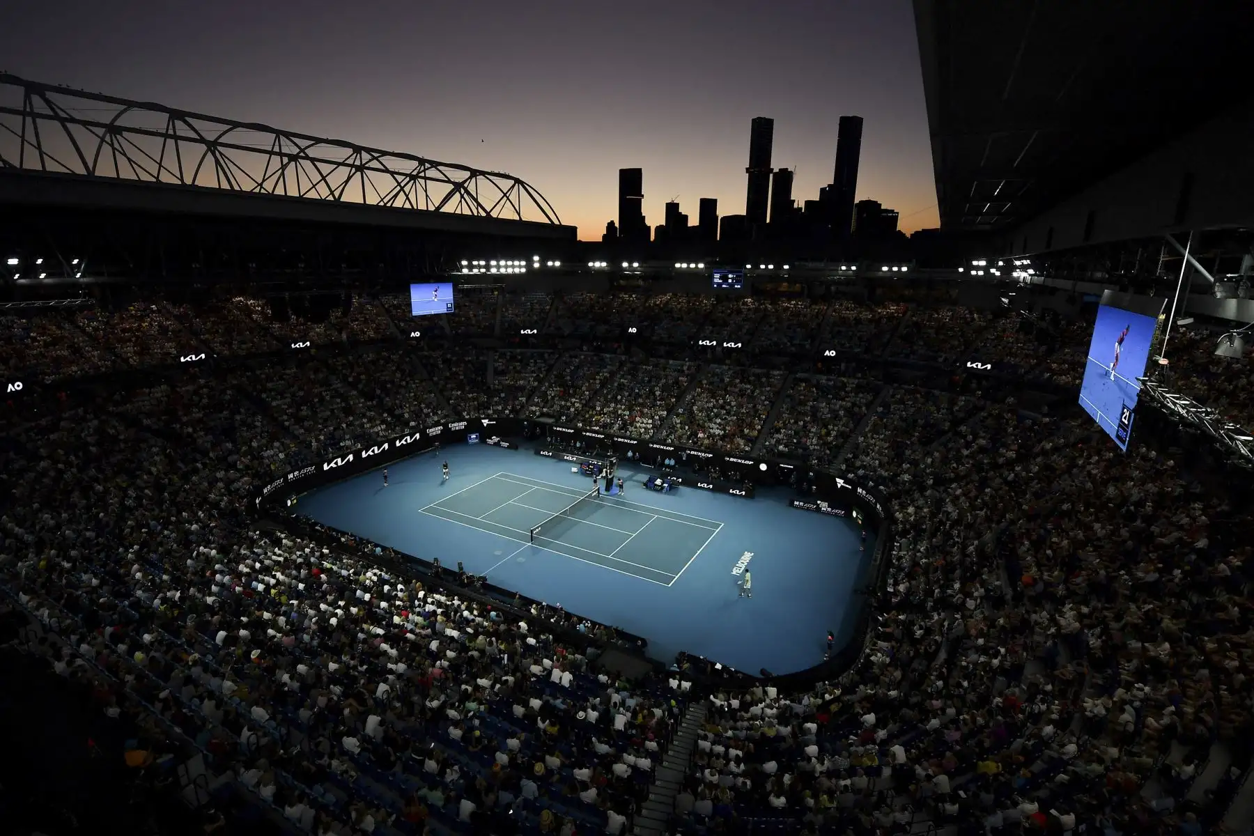 Rafael Nadal superó en cinco sets a Daniil Medvédev, en el Rod Laver Arena de Melbourne y se consagra campeón del Australian Open 2022. Foto: AFP