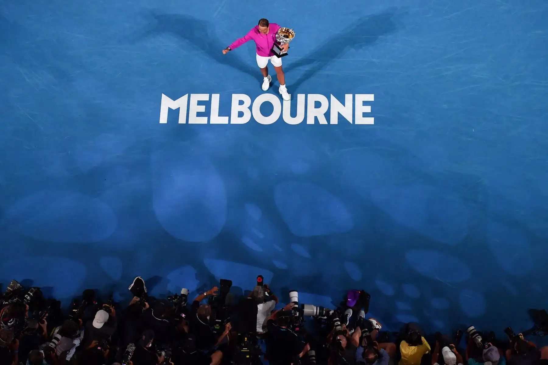 Rafael Nadal de España recibe trofeo tras ganar un a Daniil Medvéded de Rusia en el torneo de tenis Grand Slam del Abierto de Australia, en Melbourne Park. Foto: AFP