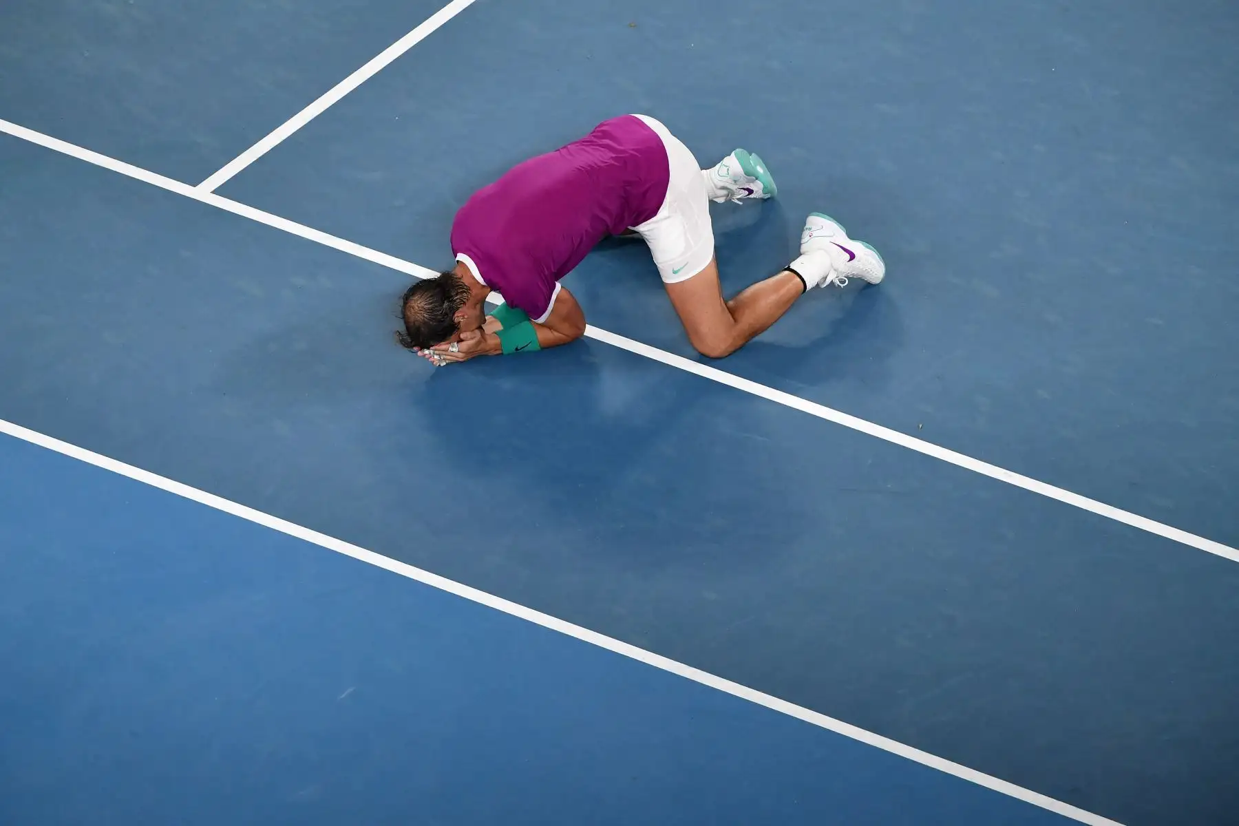 Rafael Nadal de España reacciona después de ganar a Daniil Medvedev de Rusia durante la final de individuales masculinos del Abierto de Australia, en Melbourne. Foto: AFP